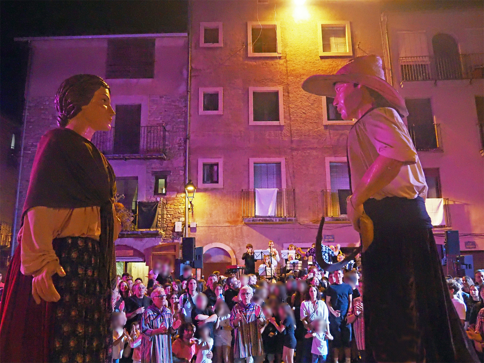 Ball dels gegants dels Geganters del Gorg de l'Olla durant la Trapellada, dins de la Festa Major de Súria 2025.