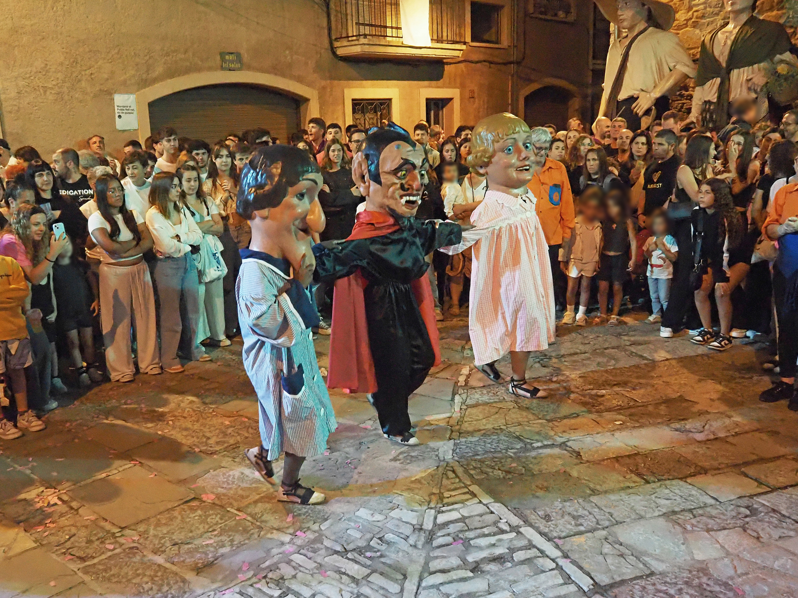 Ball dels Capgrossos del barri de Sant Jaume durant la Trapellada, dins de la Festa Major de Súria 2025.