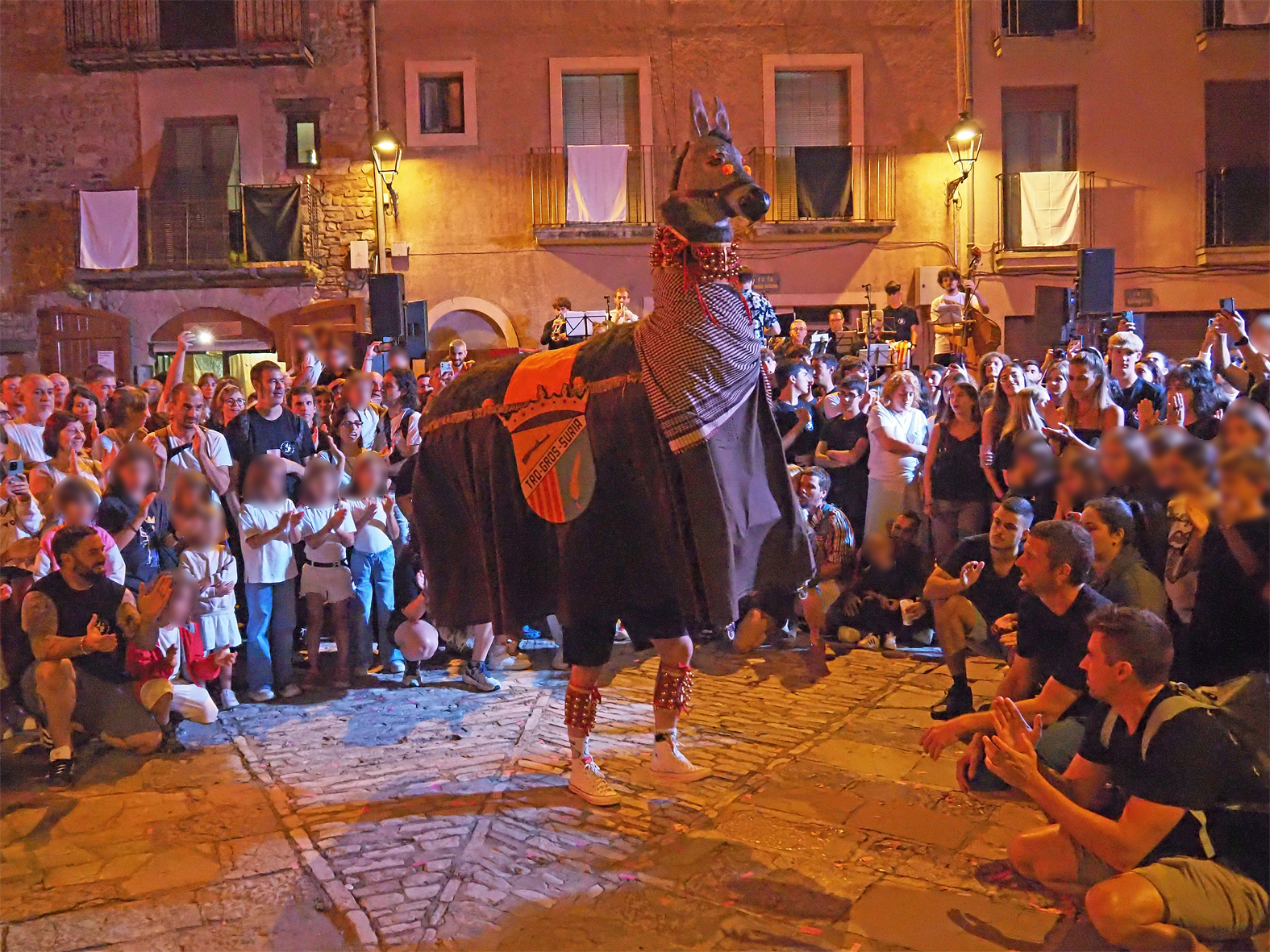 Ball de la Mula del Tro Gros durant la Trapellada, dins de la Festa Major de Súria 2025.
