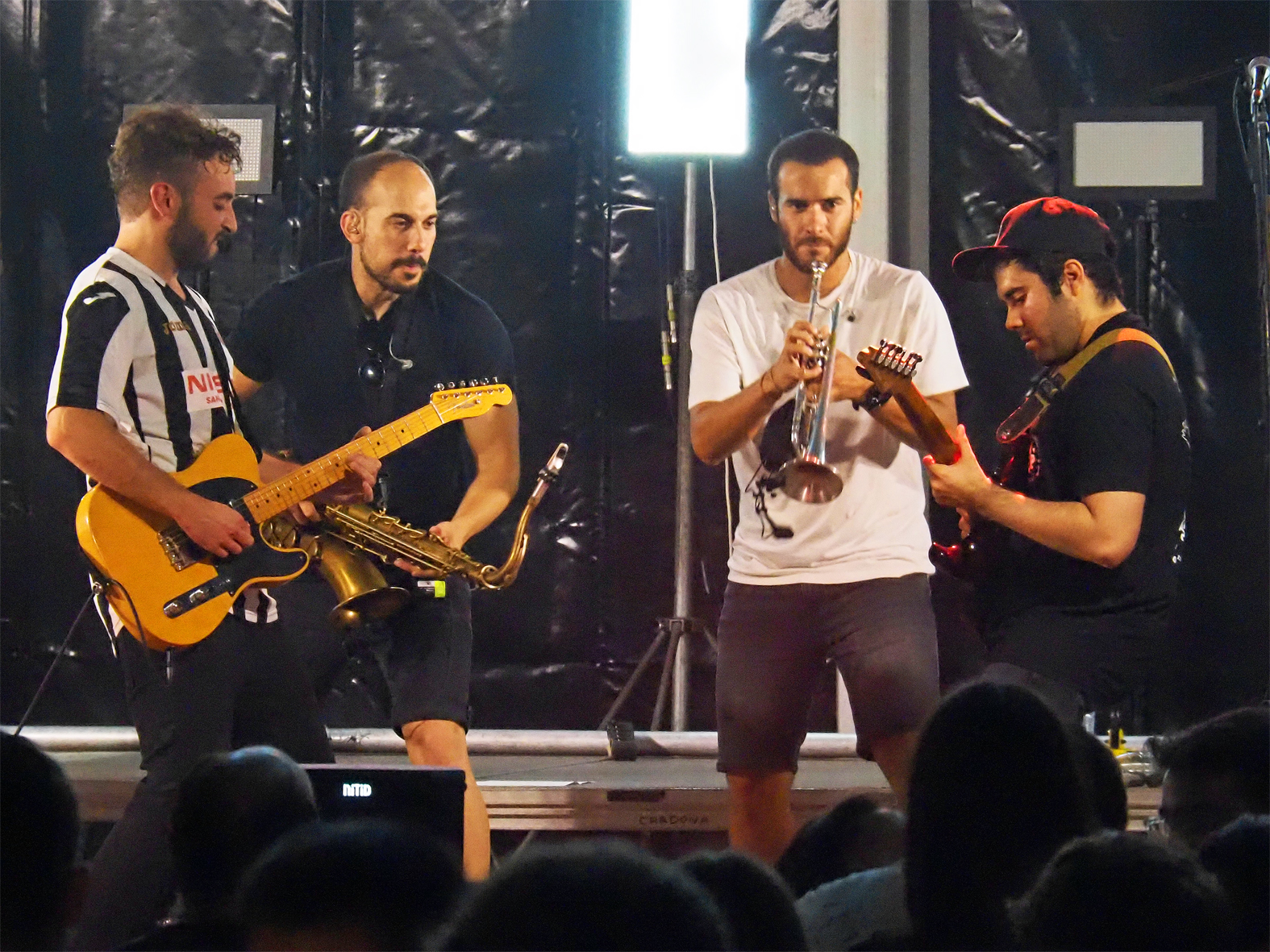 Els músics suriencs de Strombers, Marc River i Arnau Martín (guitarres) en el concert del grup dins de la Festa Major de Súria 2025.