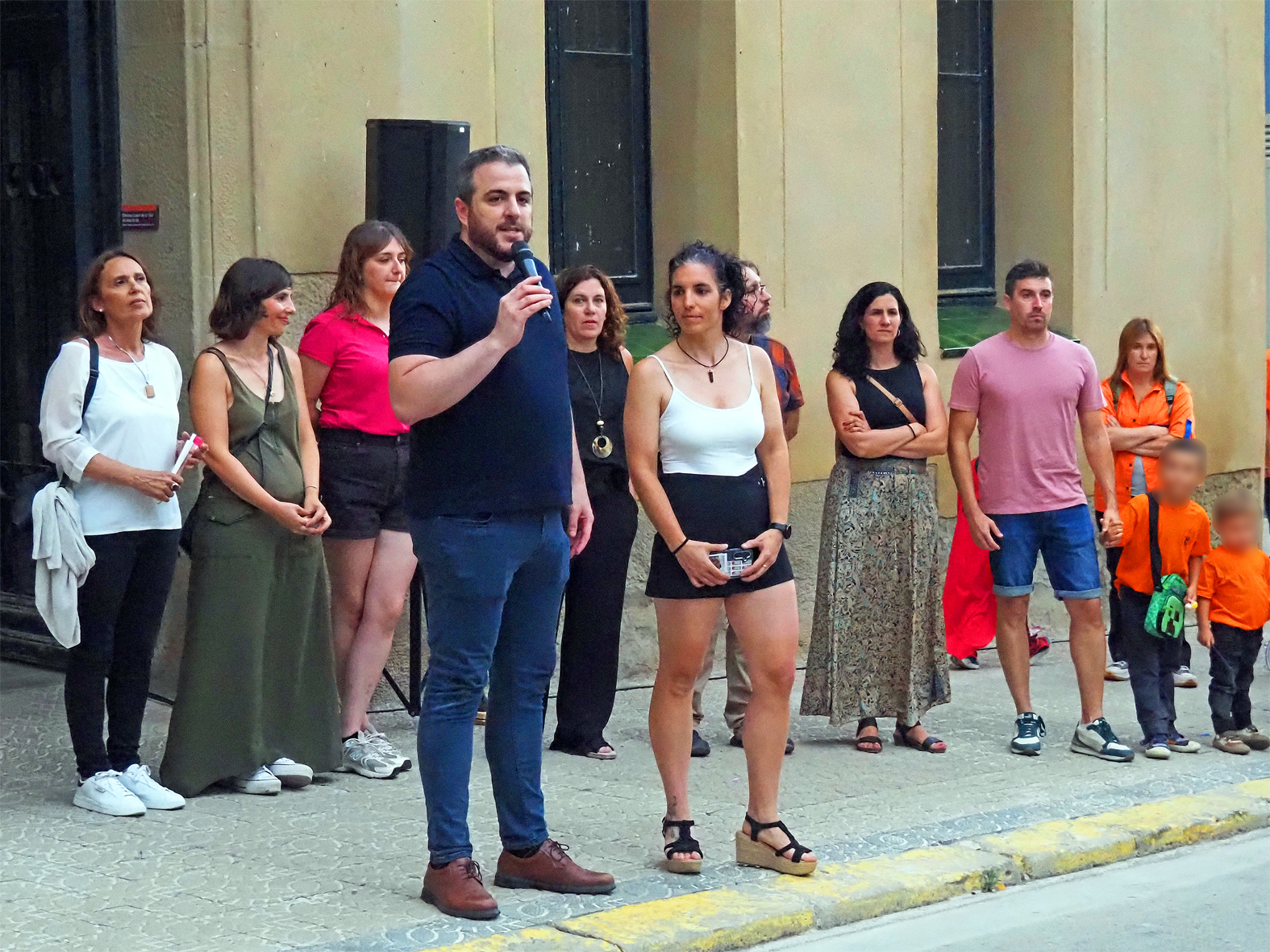 L'alcalde Albert Coberó parla durant l'acte d'inici de la Festa Major de Súria 2025, al costat de la regidora de Festes, Alba Martínez, i altres membres de la Corporació Municipal.