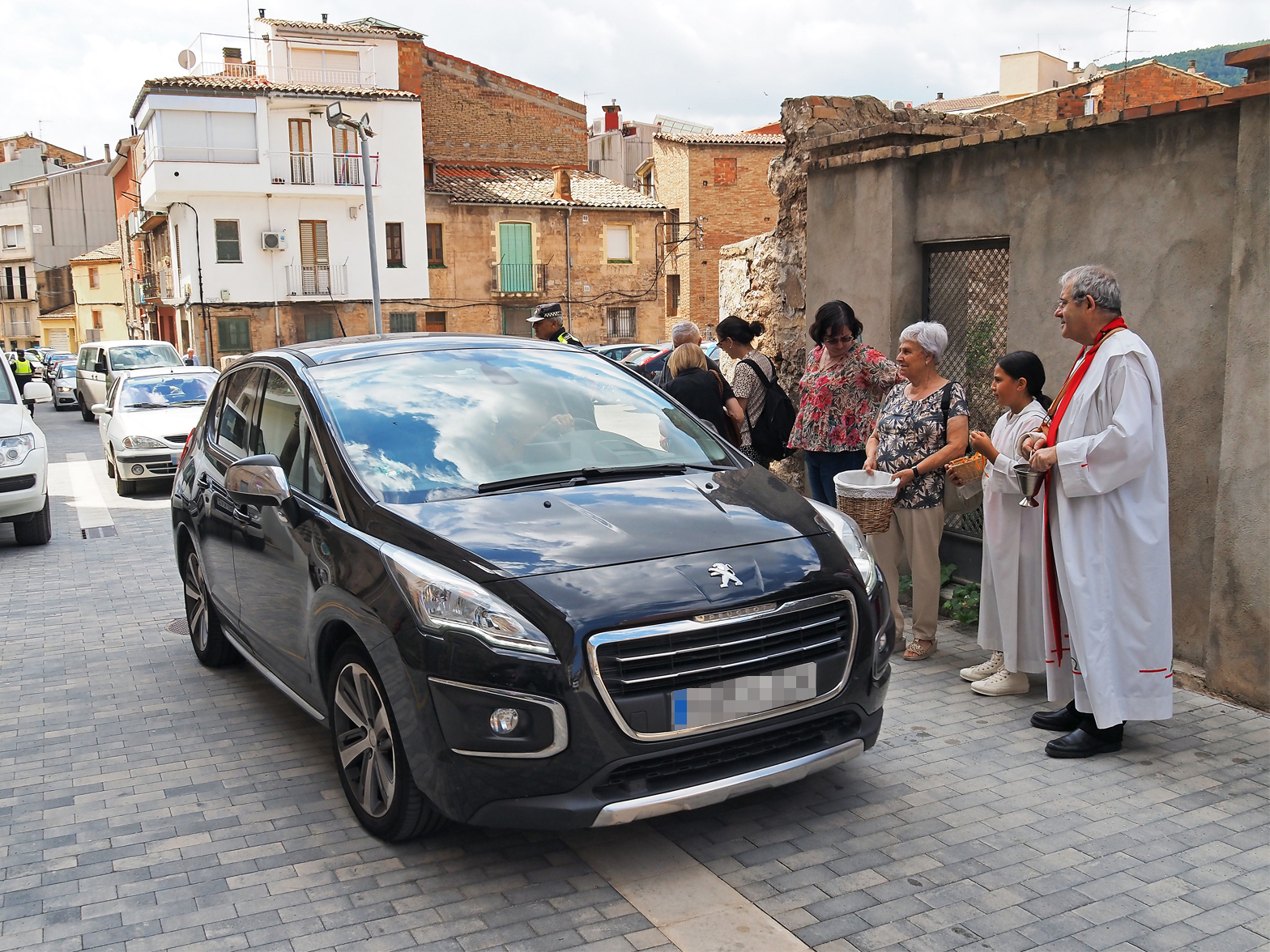 Benedicció de vehicles al davant de l'Església Parroquial de Sant Cristòfol, dins de la Festa Major de Súria 2025.