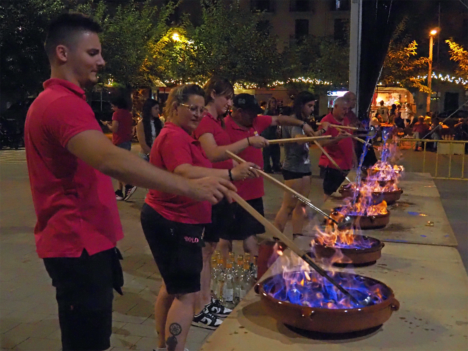 Preparació del rom cremat durant el concert d'havaneres amb Els Pescadors de L'Escala a la plaça de Sant Joan, dins de la Festa Major de Súria 2025.