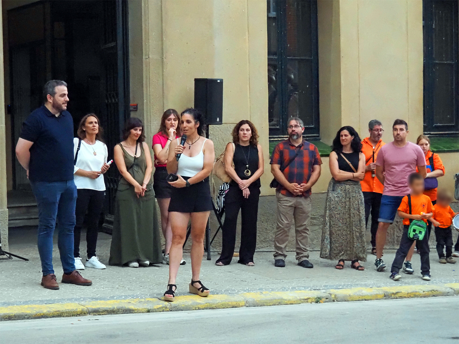 La regidora de Festes, Alba Martínez, parla durant l'acte d'inici de la Festa Major de Súria 2025, al costat de l'alcalde Albert Coberó i altres membres de la Corporació Municipal.