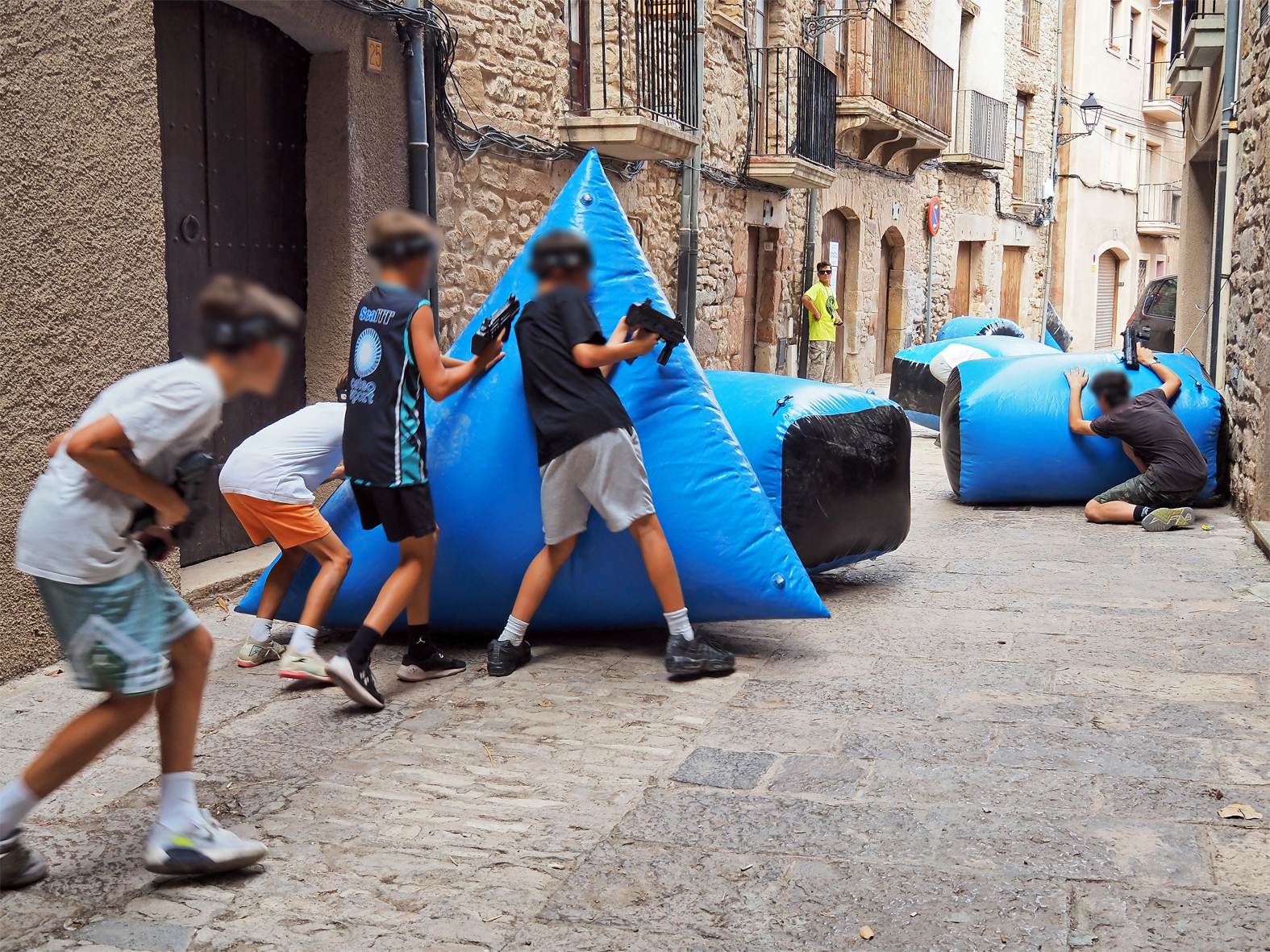 Sessió de Làser Combat al Poble Vell, dins de la Festa Major de Súria 2025.