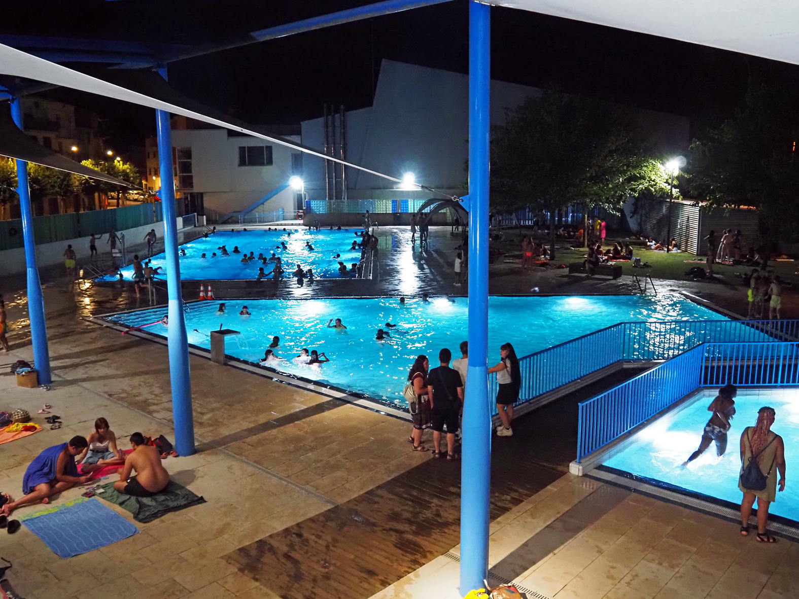 Sessió de piscina nocturna, dins de la Festa Major de Súria 2025.