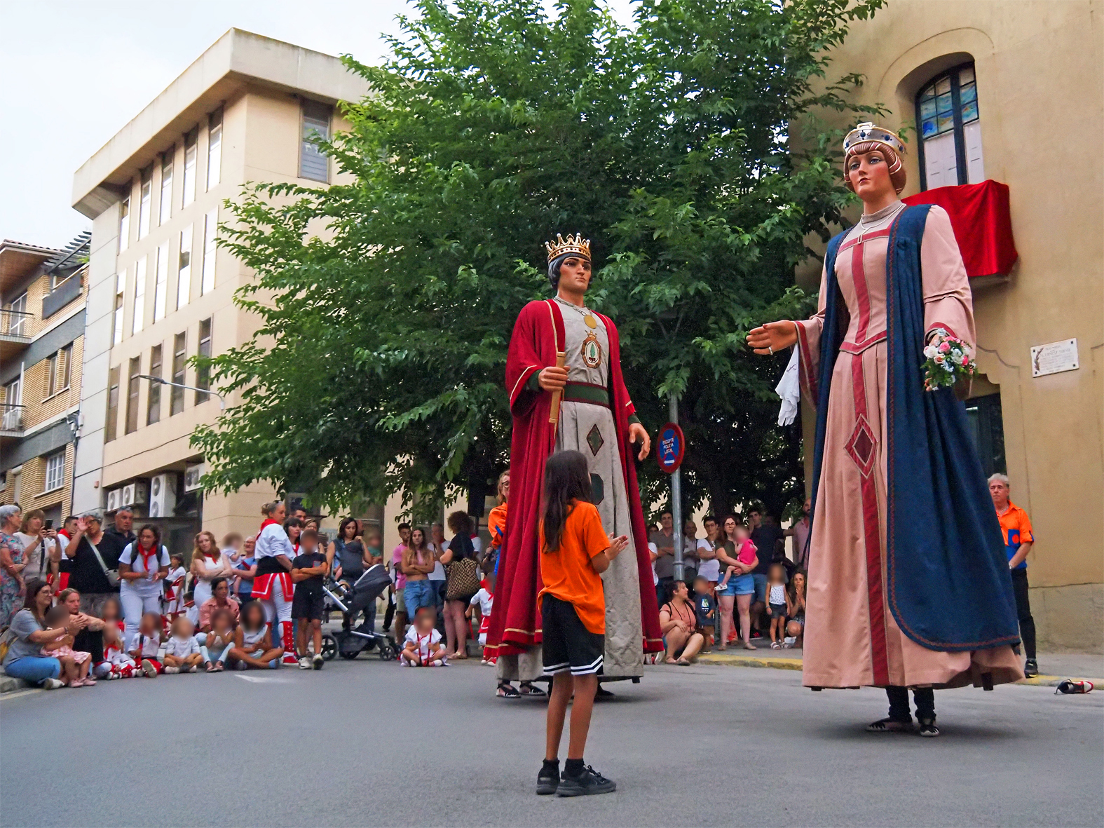 Actuació dels Geganters i Grallers del Poble Vell durant l'acte d'inici de la Festa Major de Súria 2025, al davant de la Casa de la Vila.