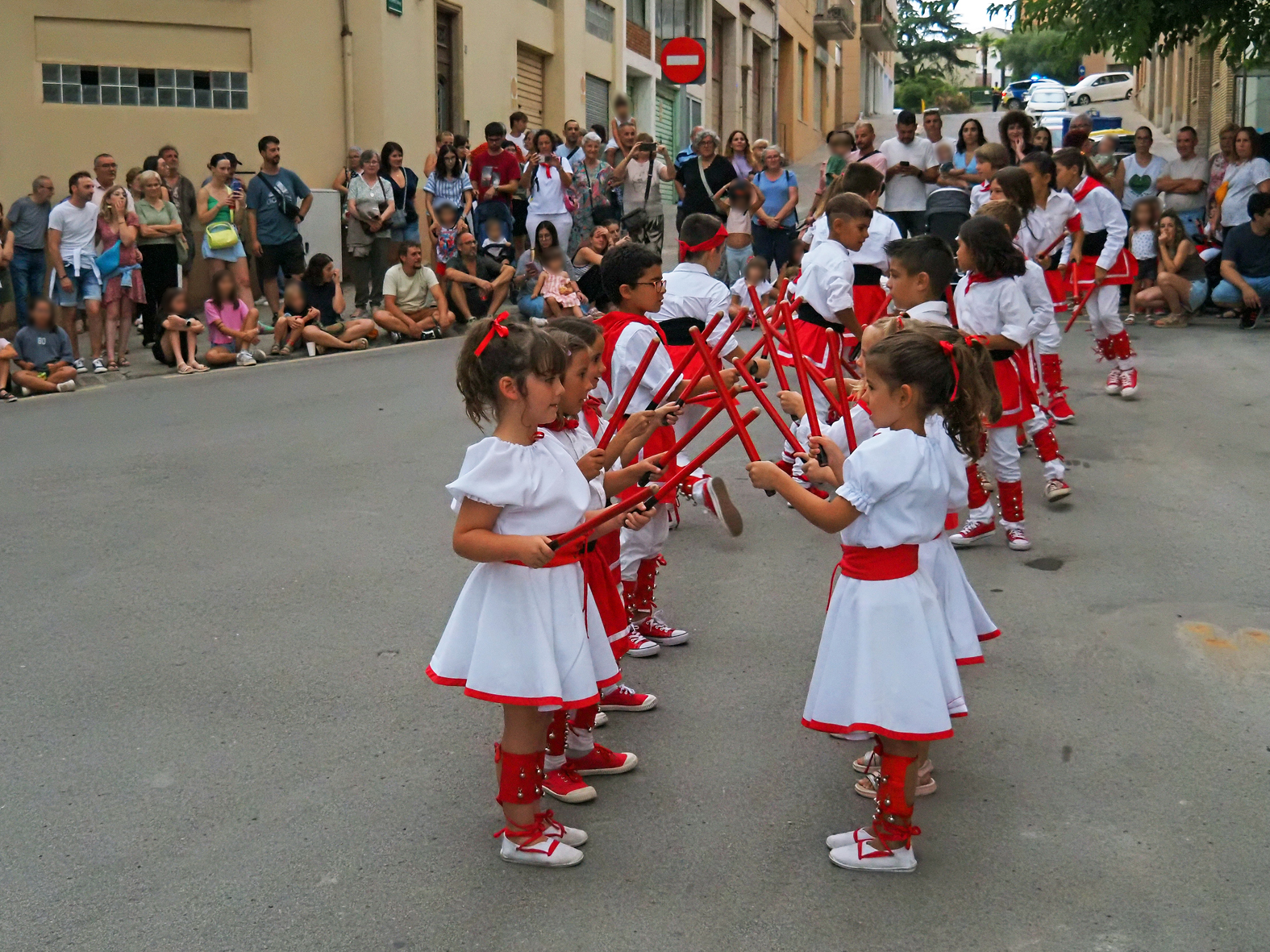Actuació de l'Agrupació Sardanista durant l'acte d'inici de la Festa Major de Súria 2025, al davant de la Casa de la Vila.
