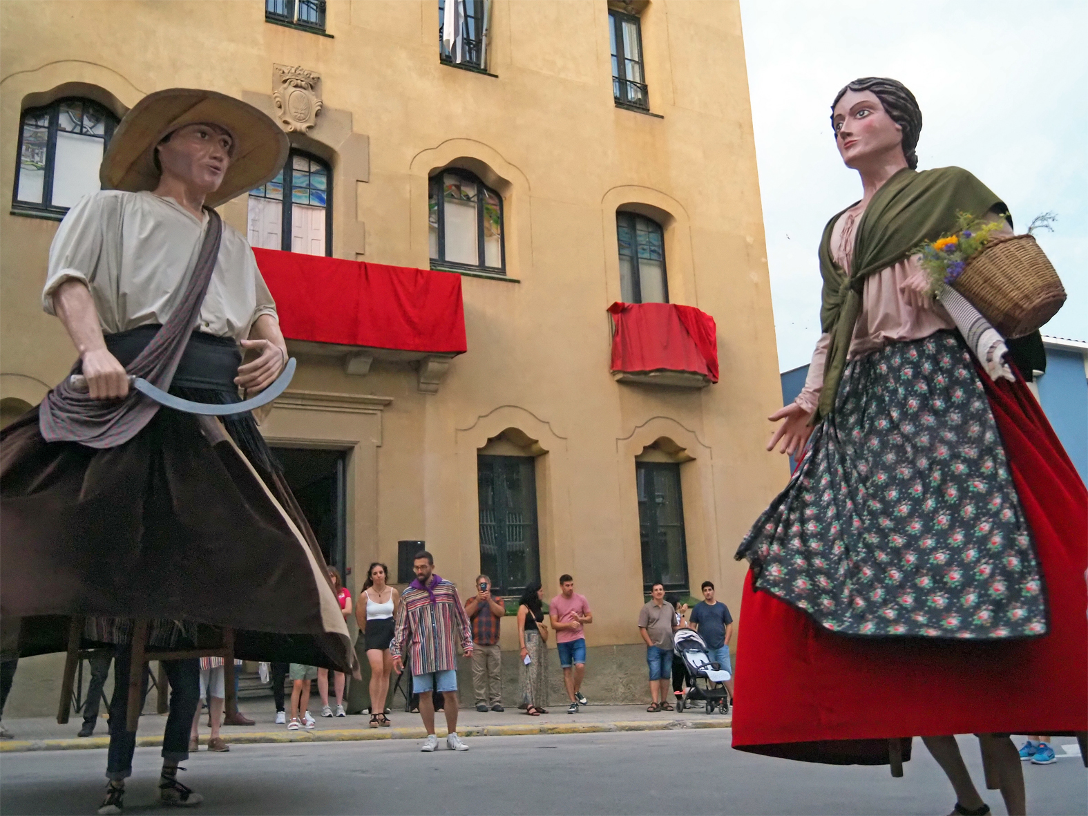 Actuació dels Geganters del Gorg de l'Olla durant l'acte d'inici de la Festa Major de Súria 2025, al davant de la Casa de la Vila.