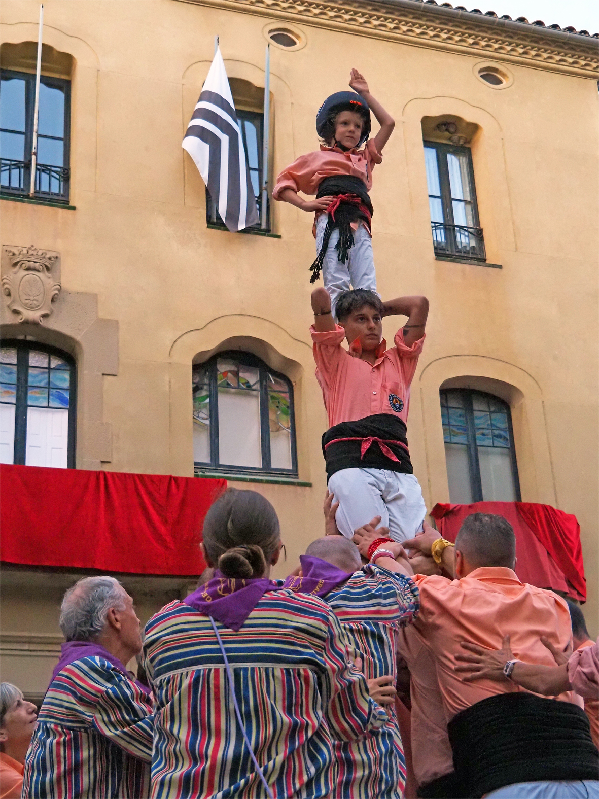 Actuació de la Colla Castellera Salats durant l'acte d'inici de la Festa Major de Súria 2025, al davant de la Casa de la Vila.