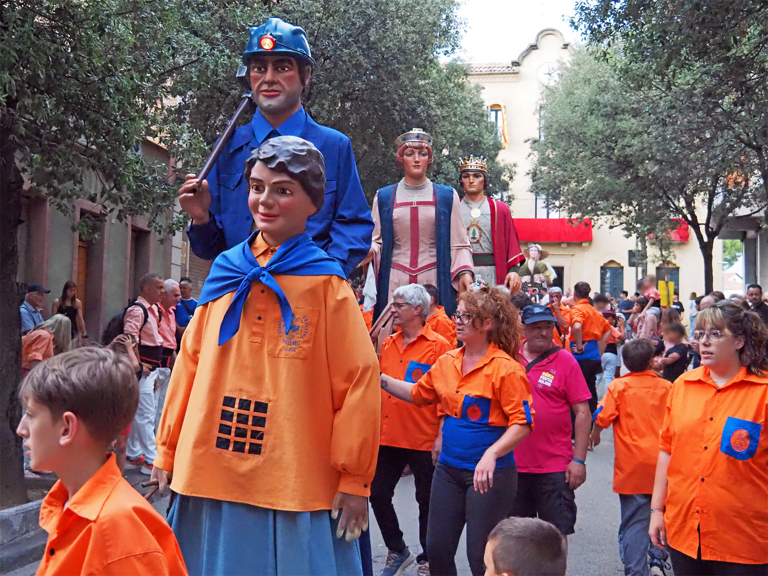 Començament de la cercavila d'inici de la Festa Major de Súria 2025, a l'avinguda de l'Ajuntament.