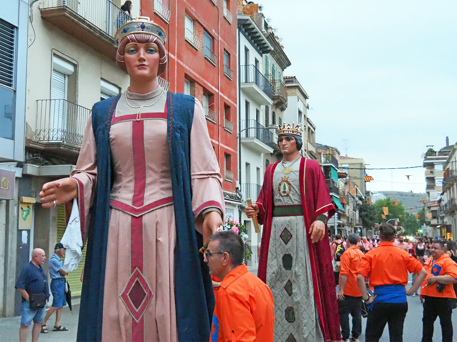 Els Geganters i Grallers del Poble Vell, durant la cercavila d'inici de la Festa Major de Súria 2025.