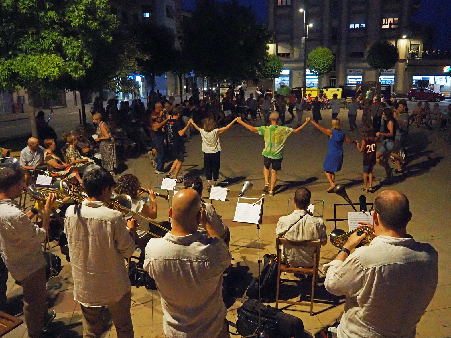 Ballada de sardanes a la plaÃ§a de la Serradora amb la Cobla Vila d'Olesa, dins de la Festa Major de SÃºria 2025.