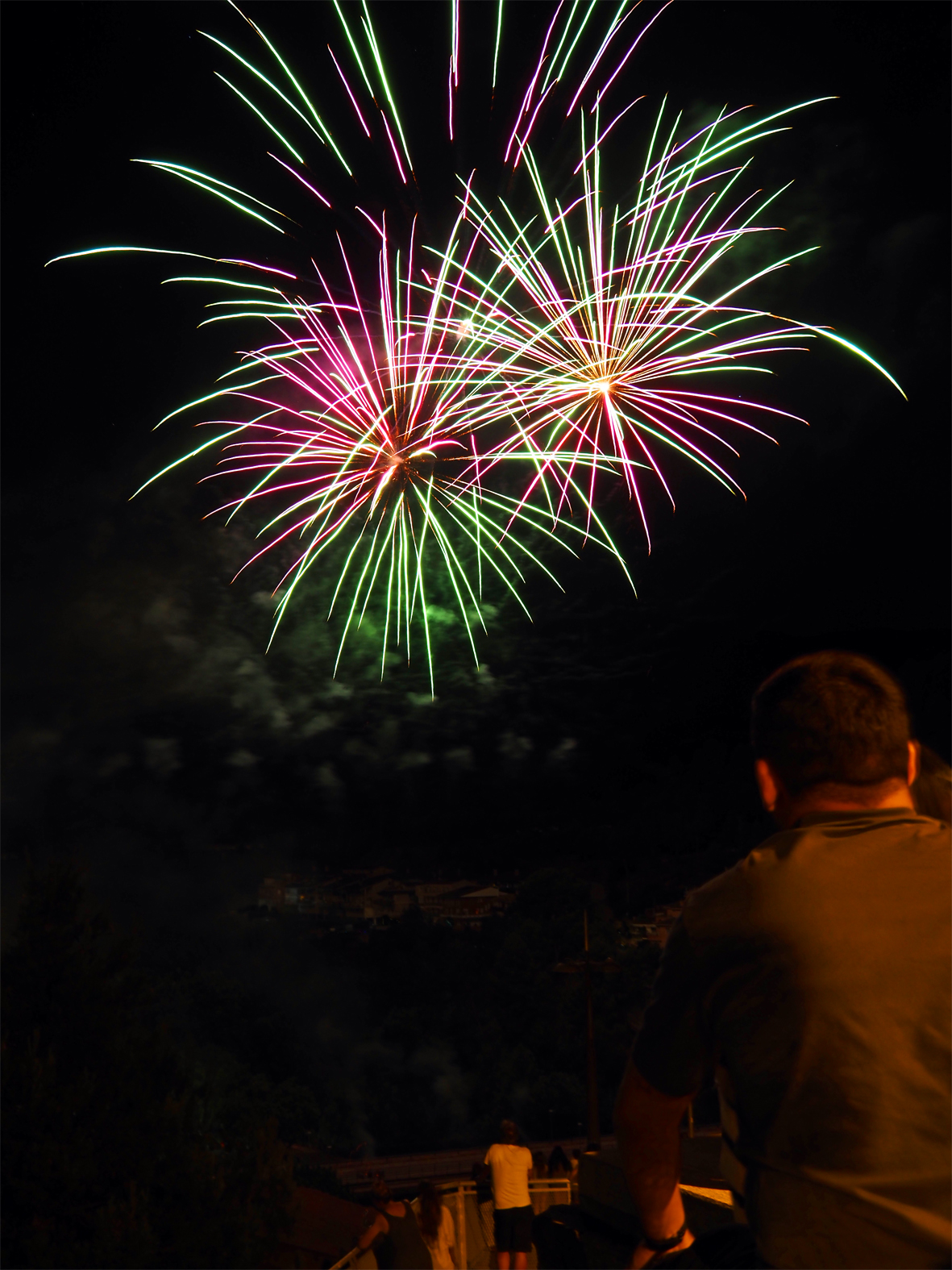 Espectadors del Castell de Focs de la Festa Major de Súria, a La Bateria del Poble Vell.