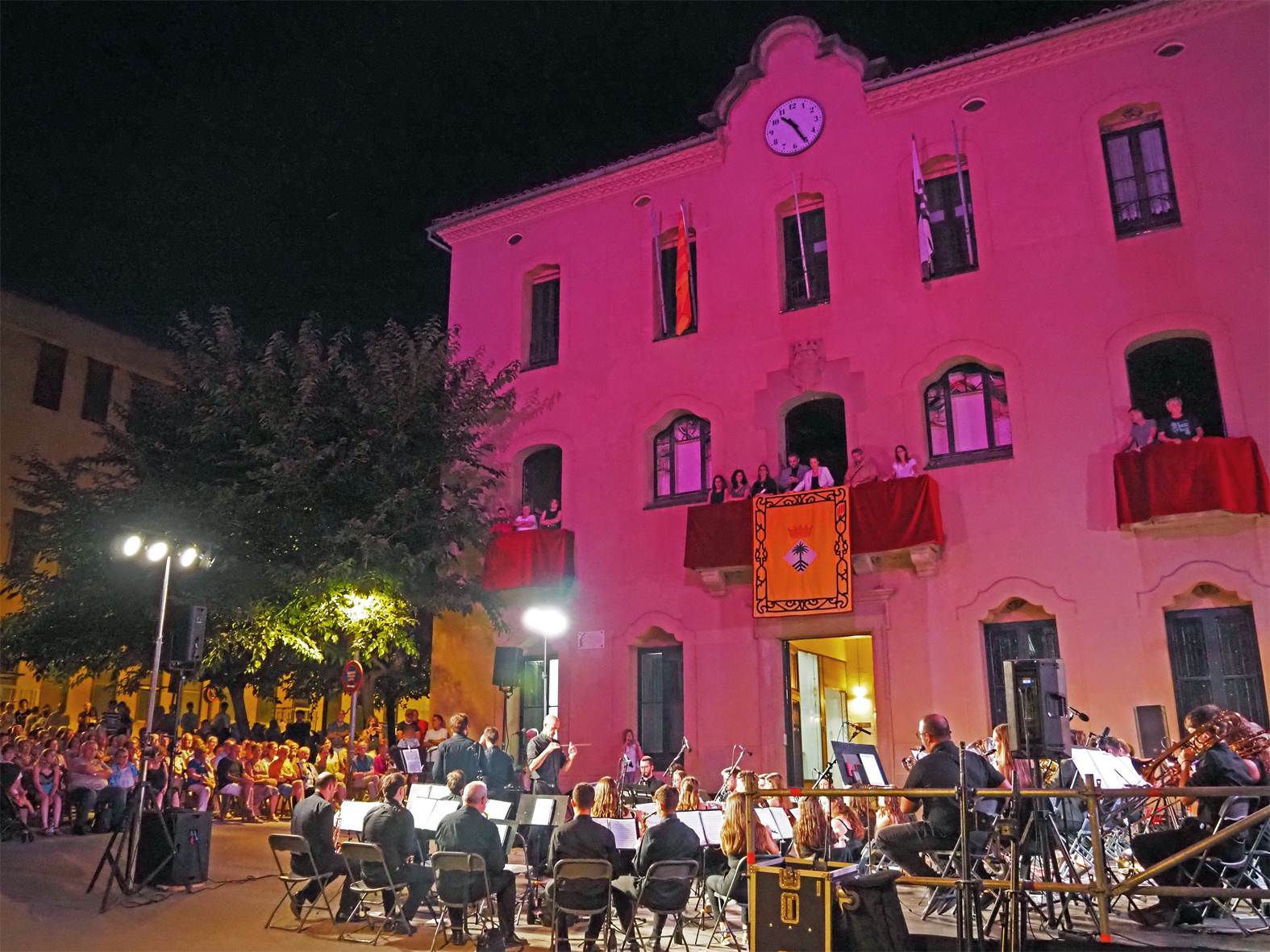 Imatge de les Tocades de la Banda de Música de Cardona al davant de la Casa de la Vila, dins de la Festa Major de Súria 2025.