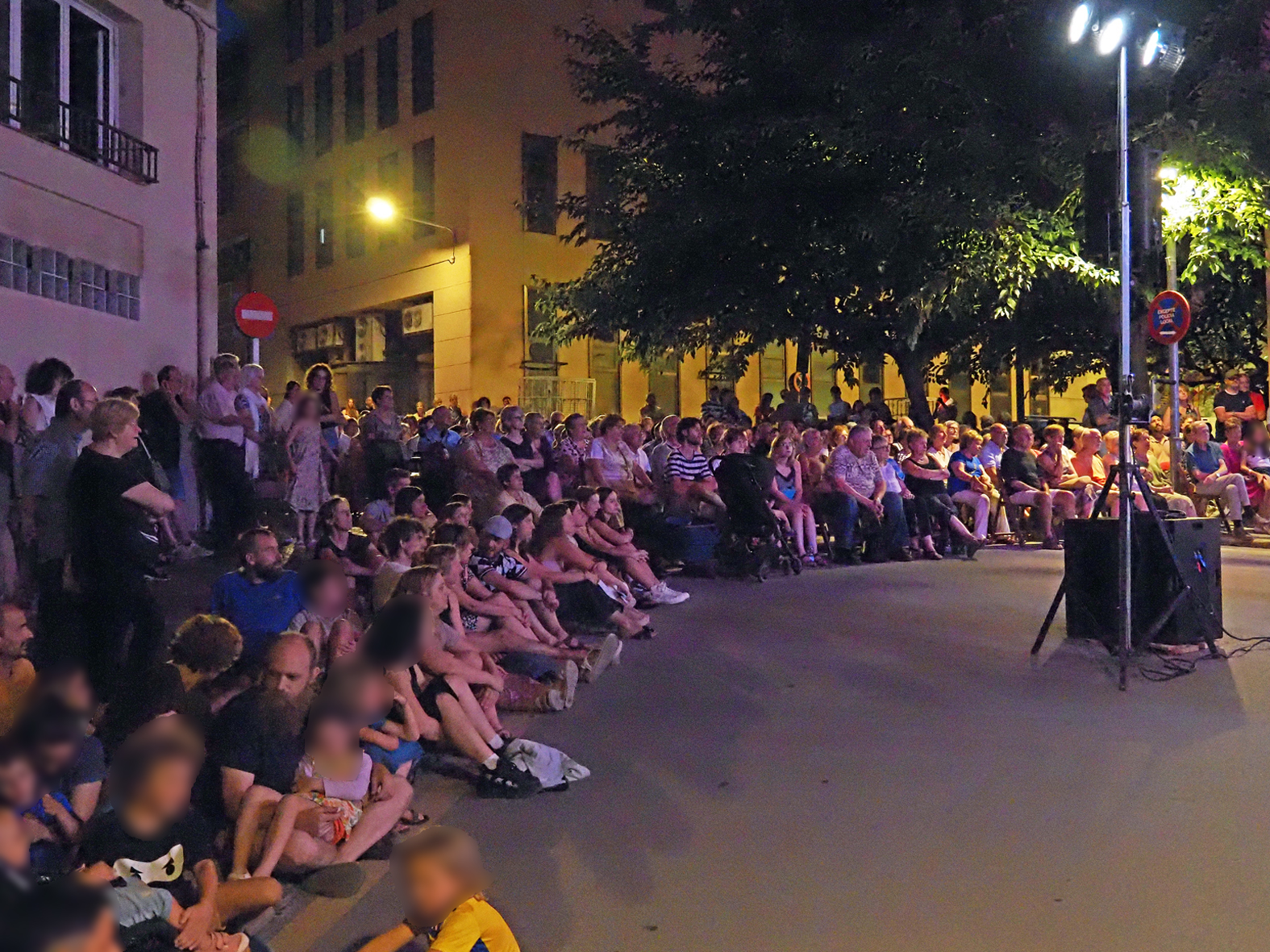 Públic assistent a les Tocades de la Banda de Música de Cardona al davant de la Casa de la Vila, dins de la Festa Major de Súria 2025.