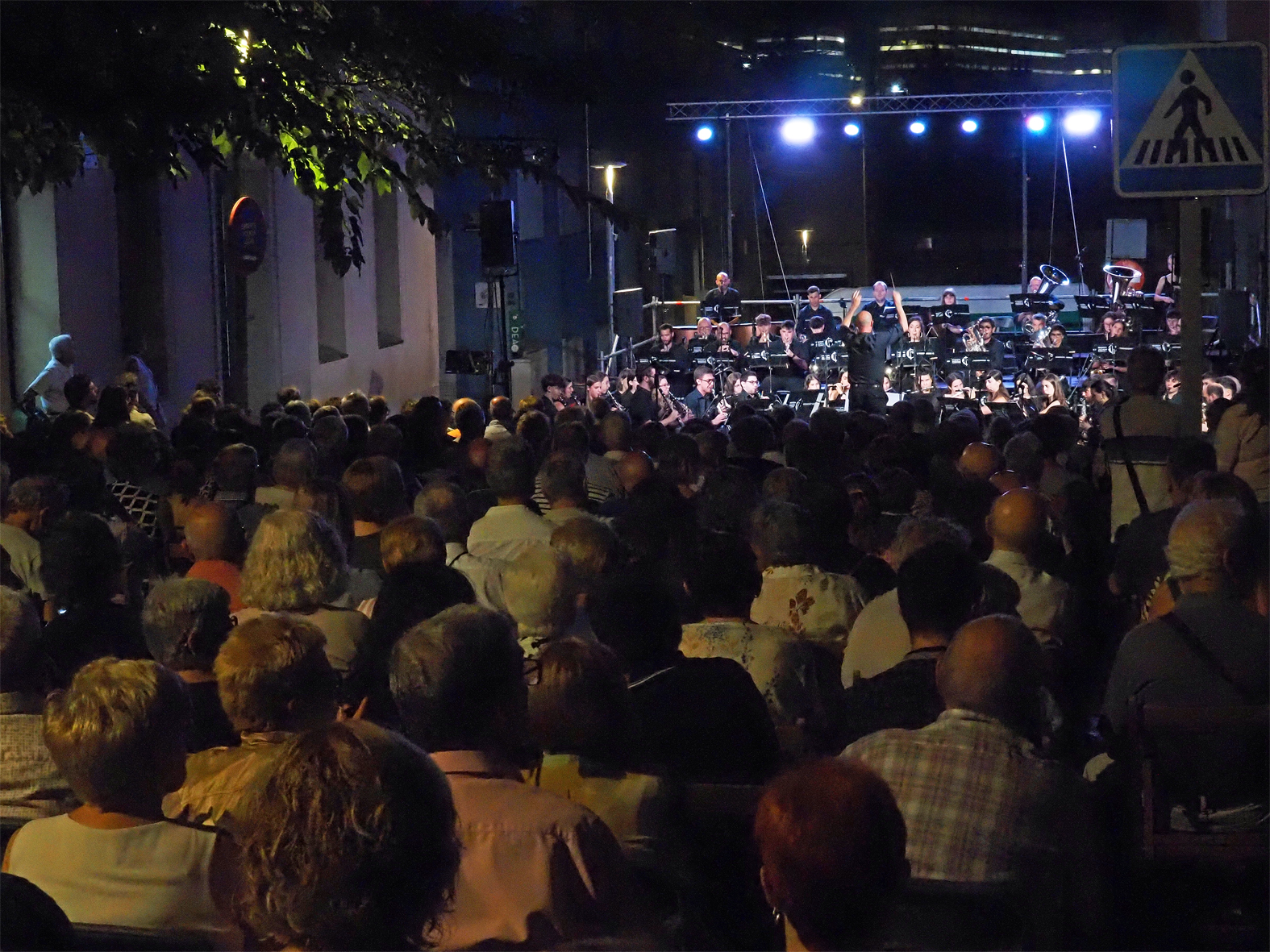 Públic assistent a les Tocades de la Banda de Música de Cardona al davant de la Casa de la Vila, dins de la Festa Major de Súria 2025.