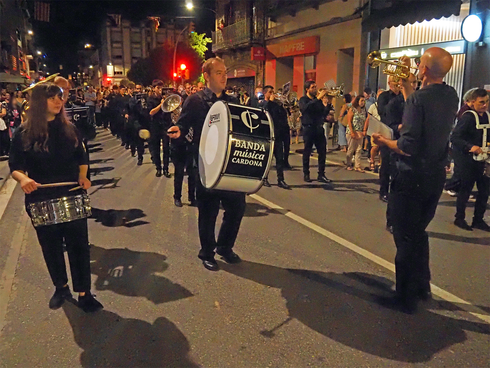 Cercavila nocturna de la Banda de Música de Cardona pel centre urbà, dins de la Festa Major de Súria 2025.