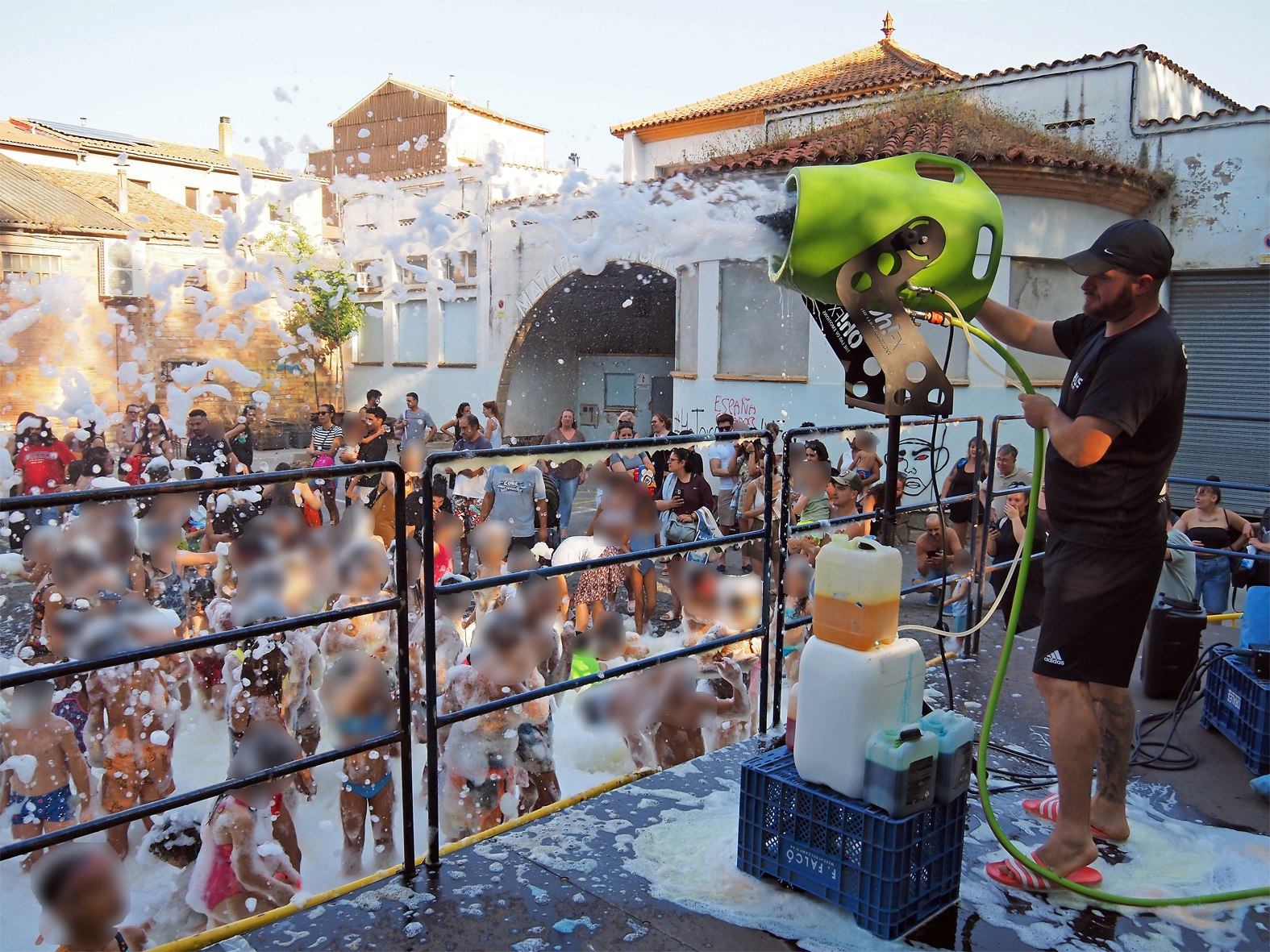 Festa infantil de l'escuma a l'entorn del Pavelló Municipal d'Esports, dins de la Festa Major de Súria 2025.