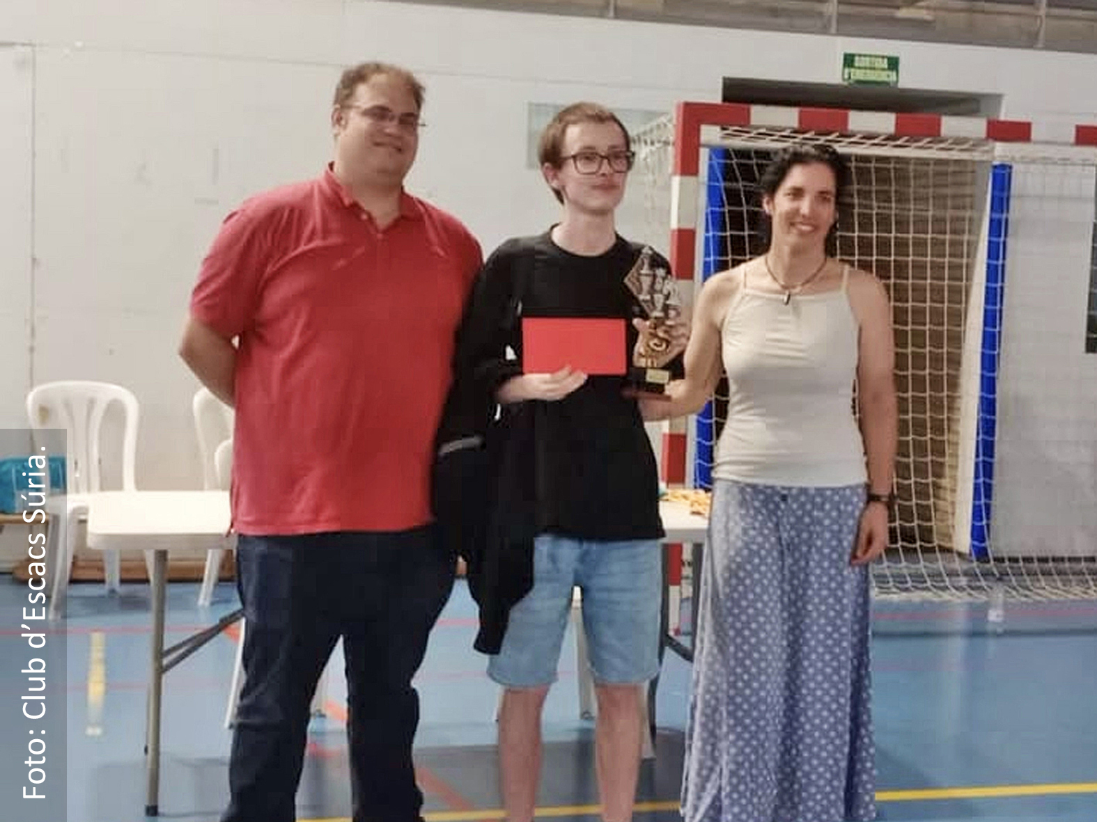 El guanyador del 5è Torneig d'Escacs Actius-Memorial Joaquim Català, Alexander Domene, amb la regidora d'Esports, Alba Martínez, i el president de la Federació Catalana d'Escacs, Ramon Chalmeta.
