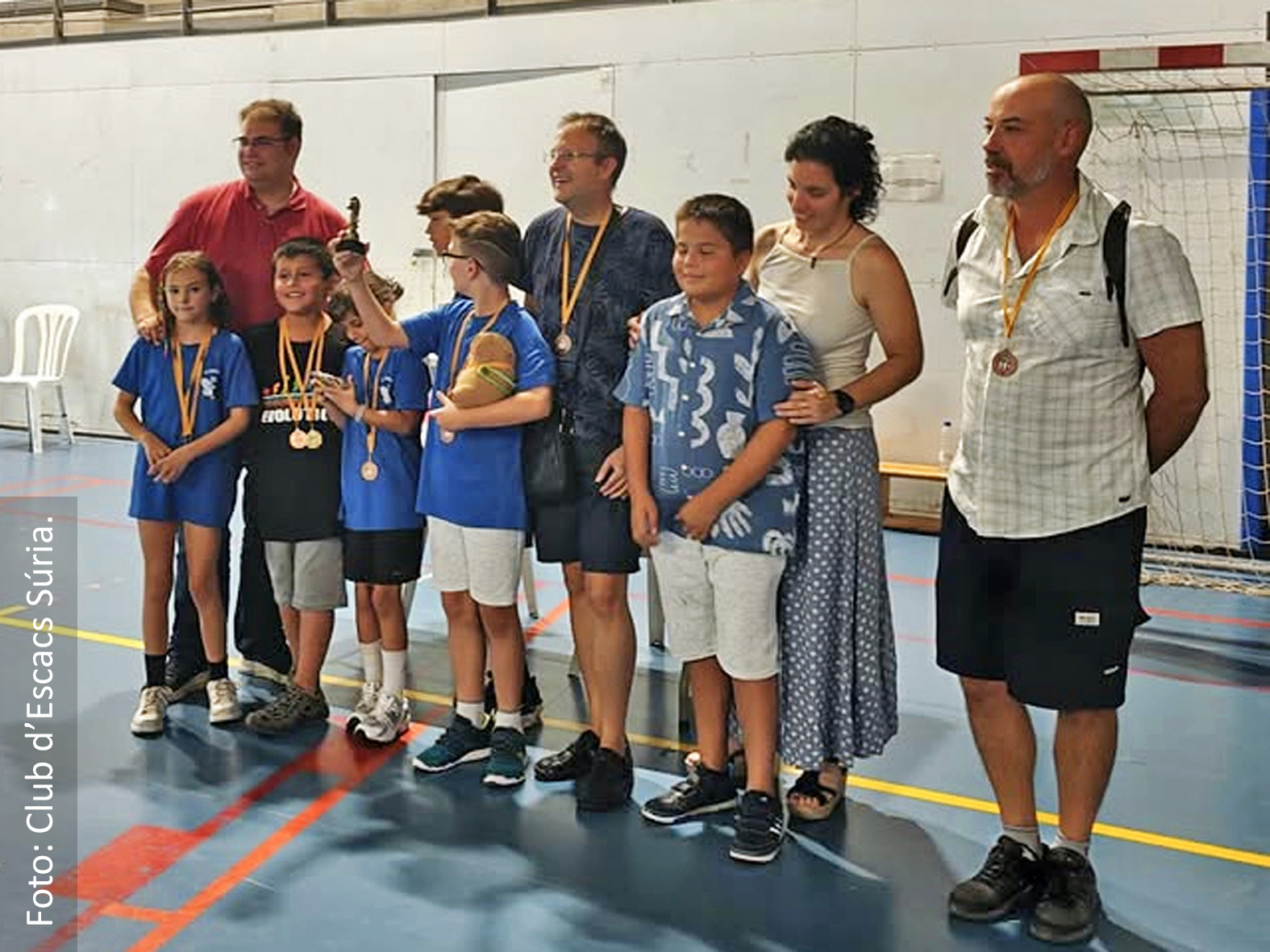 Representants del Club d'Escacs Súria, guanyador per equips del 5è Torneig d'Escacs Actius-Memorial Joaquim Català, amb la regidora d'Esports, Alba Martínez, i el president de la Federació Catalana d'Escacs, Ramon Chalmeta.