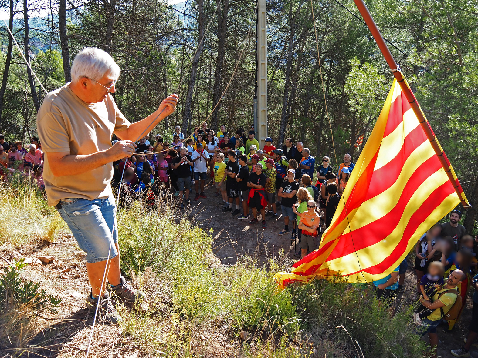 Preparació de l'enlairada de la Senyera de la Torre, dins de l'acte central de l'Onze de Setembre a Súria.