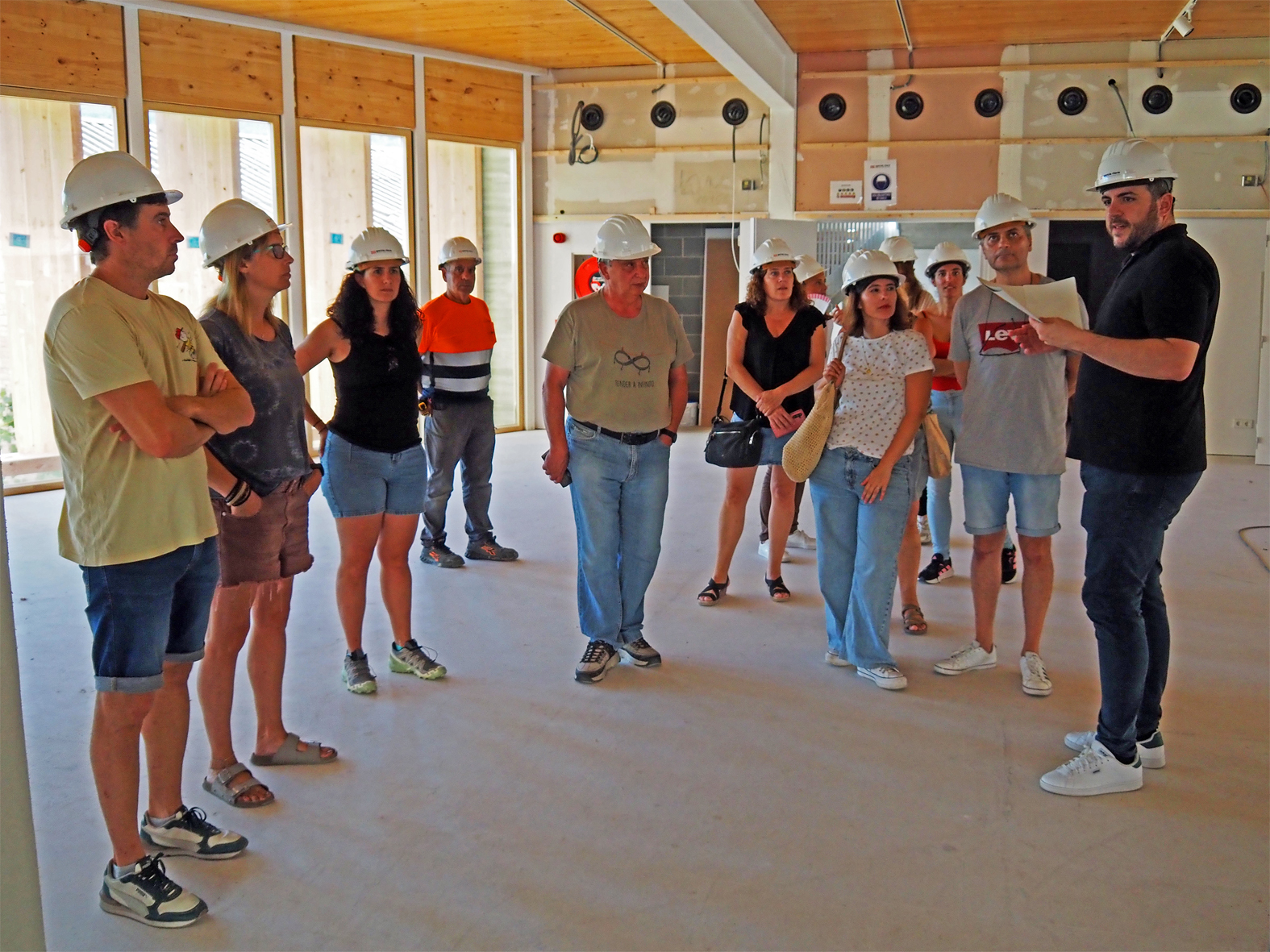 L'alcalde Albert Coberó i altres membres de la Corporació Municipal, durant la visita a l'edifici de la nova Biblioteca-Centre Cultural, en fase molt avançada de construcció.