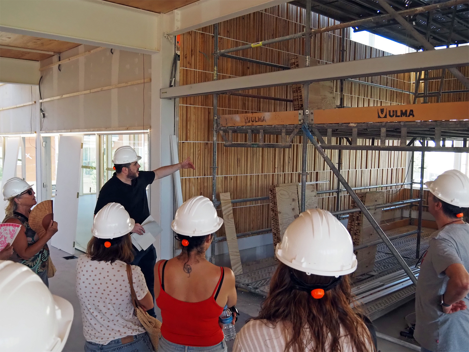 L'alcalde Albert Coberó i altres membres de la Corporació Municipal, durant la visita a l'edifici de la nova Biblioteca-Centre Cultural, en fase molt avançada de construcció.