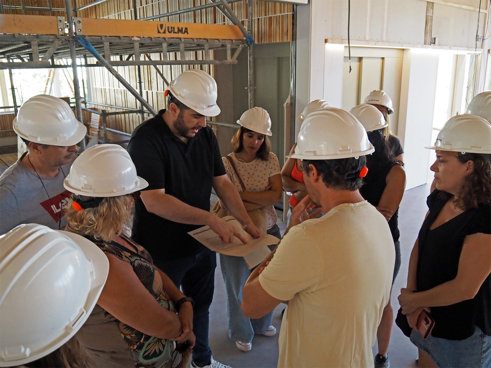 L'alcalde Albert Coberó i altres membres de la Corporació Municipal, durant la visita a l'edifici de la nova Biblioteca-Centre Cultural, en fase molt avançada de construcció.