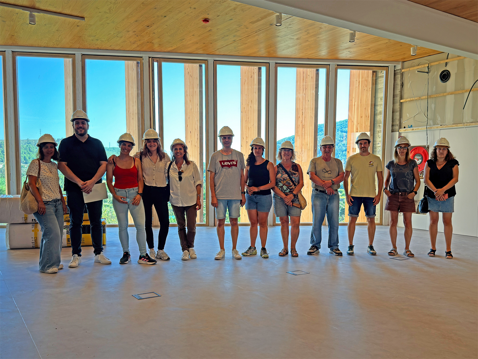 Foto de grup dels membres de la Corporació Municipal participants en la visita a l'edifici de la nova Biblioteca-Centre Cultural, en fase molt avançada de construcció.