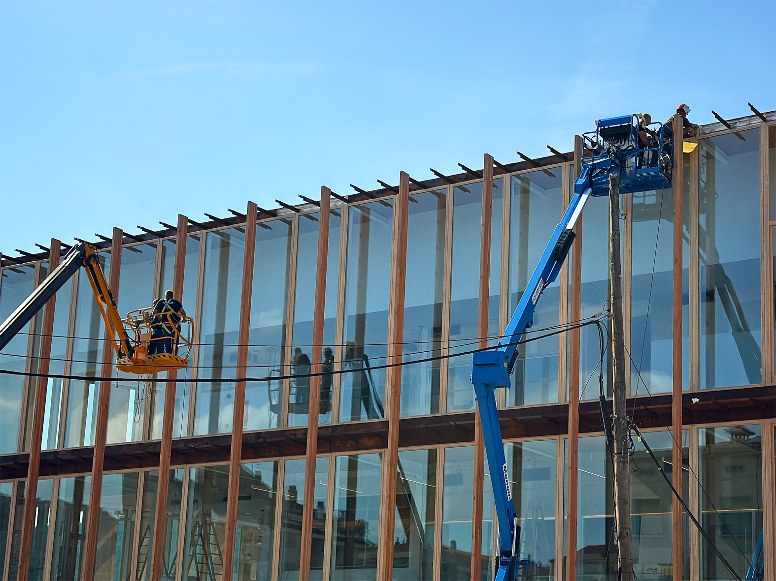 Treballs a la façana de la nova Biblioteca-Centre Cultural, en fase molt avançada de construcció.