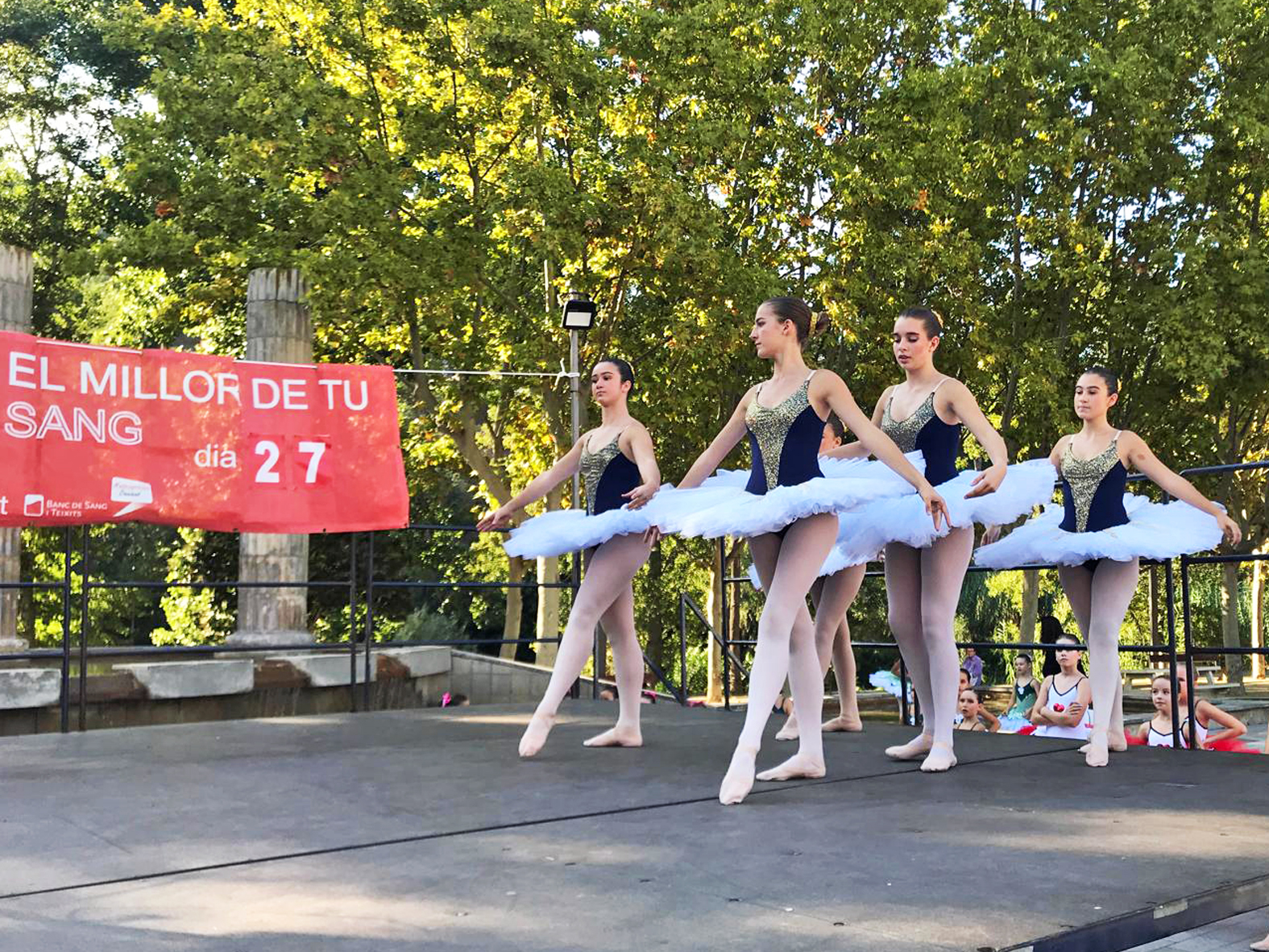 Actuació de l'Escola de Dansa Maria Cinta a la plaça de Sant Joan durant la Marató de Donants de Sang i Plasma a Súria (foto: Juan Antonio González).