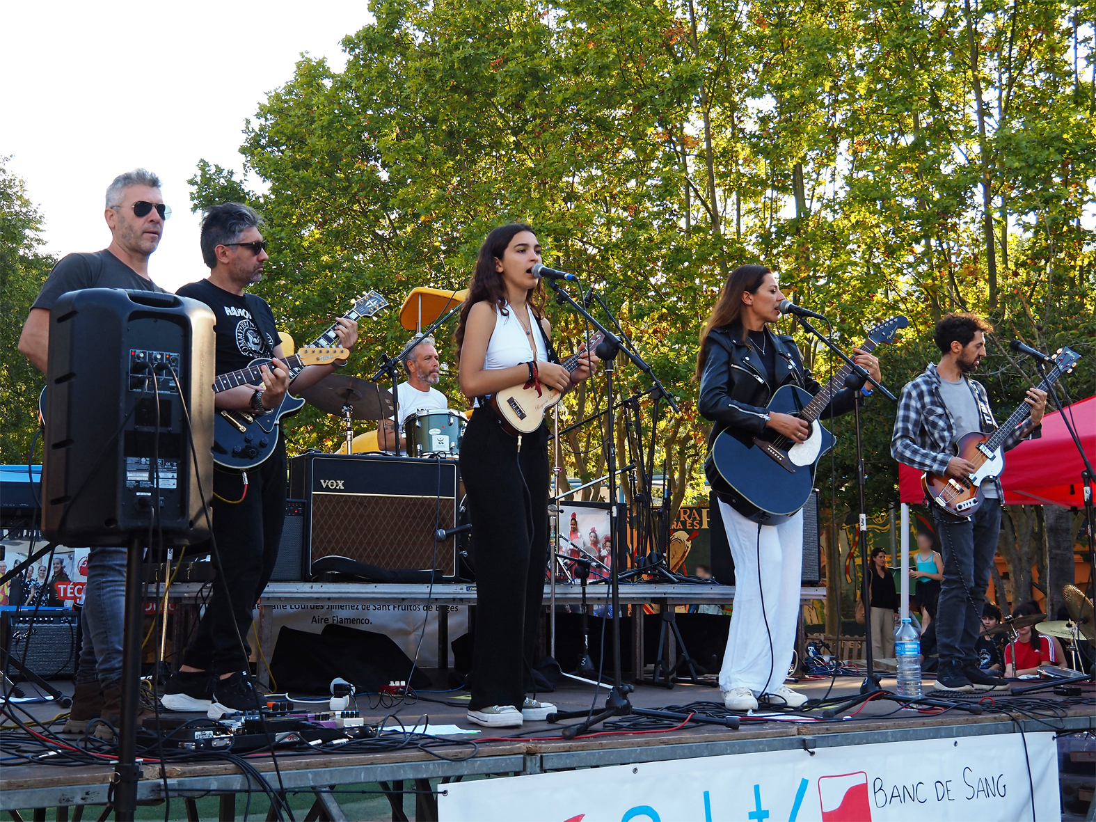 Actuació musical a la plaça de Sant Joan durant la Marató de Donants de Sang i Plasma a Súria.