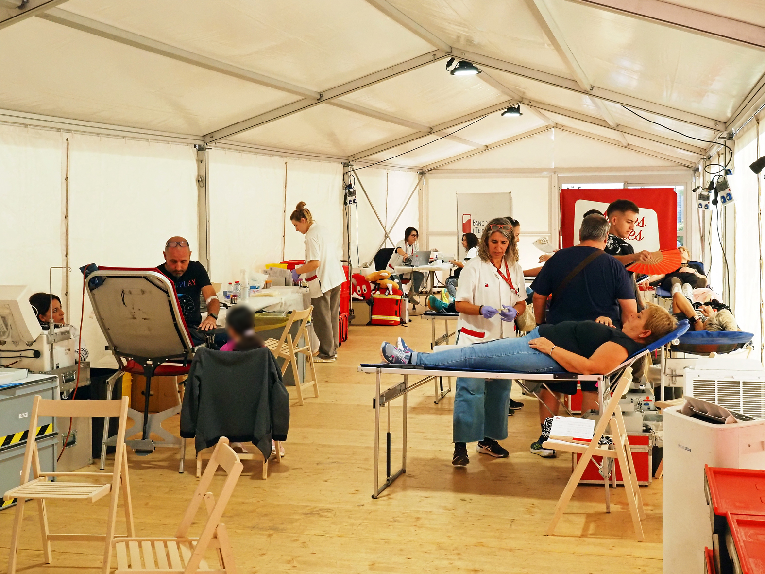 Espai de donacions de la Marató de Donants de Sang i Plasma a Súria, instal·lat a la plaça de Sant Joan.