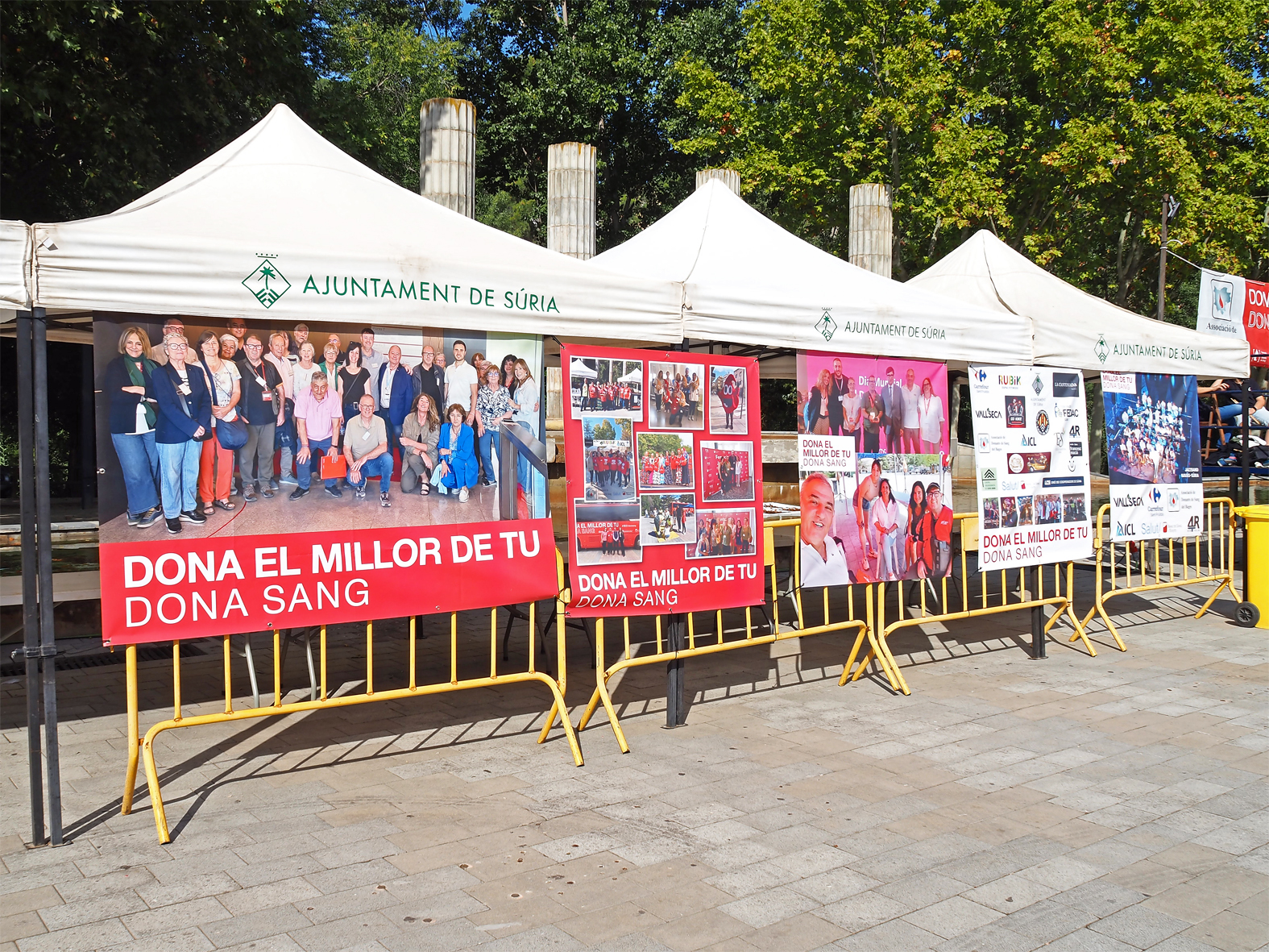 Plafons instal·lats a la plaça de Sant Joan durant la Marató de Donants de Sang i Plasma a Súria.