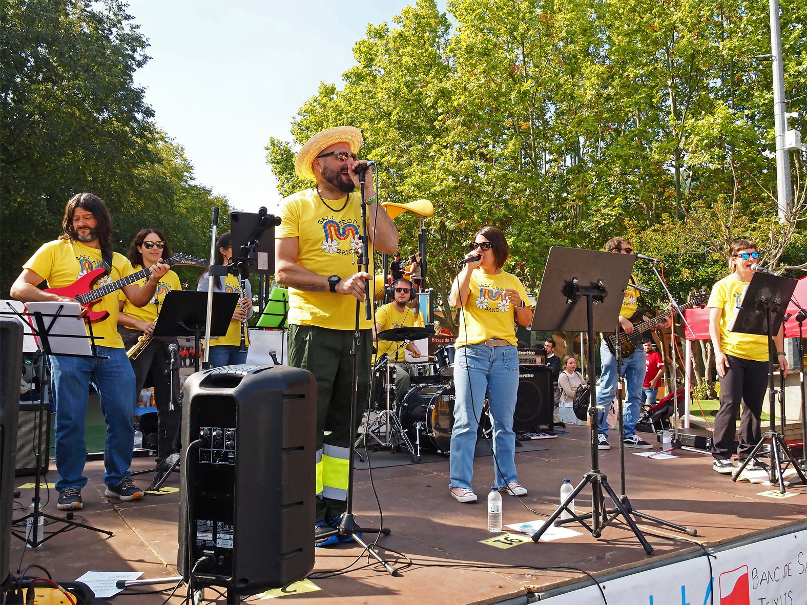 Actuació del grup Salitropa a la plaça de Sant Joan durant la Marató de Donants de Sang i Plasma a Súria.