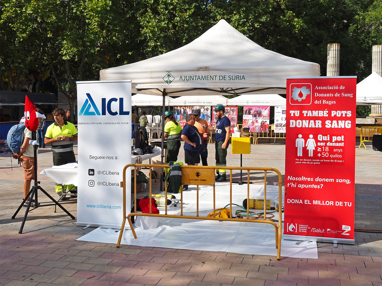 Demostració de la brigada de salut i emergències de l'empresa ICL a la plaça de Sant Joan durant la Marató de Donants de Sang i Plasma a Súria.