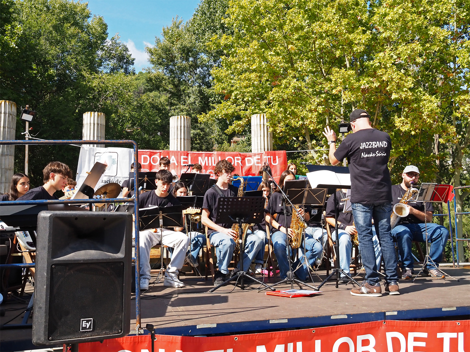 Actuació de la JazzBand Navàs-Súria de les Escoles Municipals de Música de Navàs i Súria a la plaça de Sant Joan durant la Marató de Donants de Sang i Plasma a Súria.