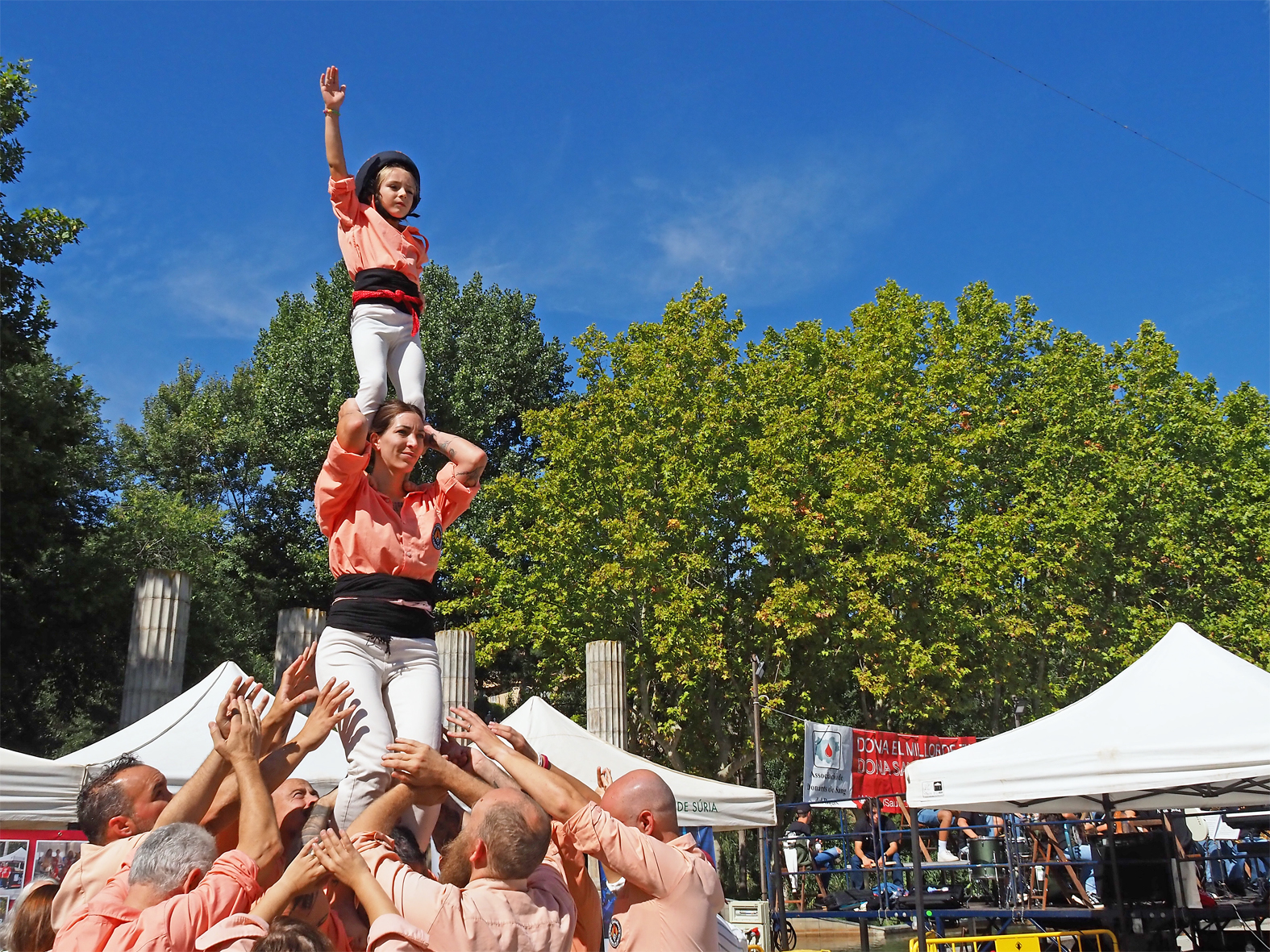 Actuació de la Colla Castellera Salats a la plaça de Sant Joan durant la Marató de Donants de Sang i Plasma a Súria.