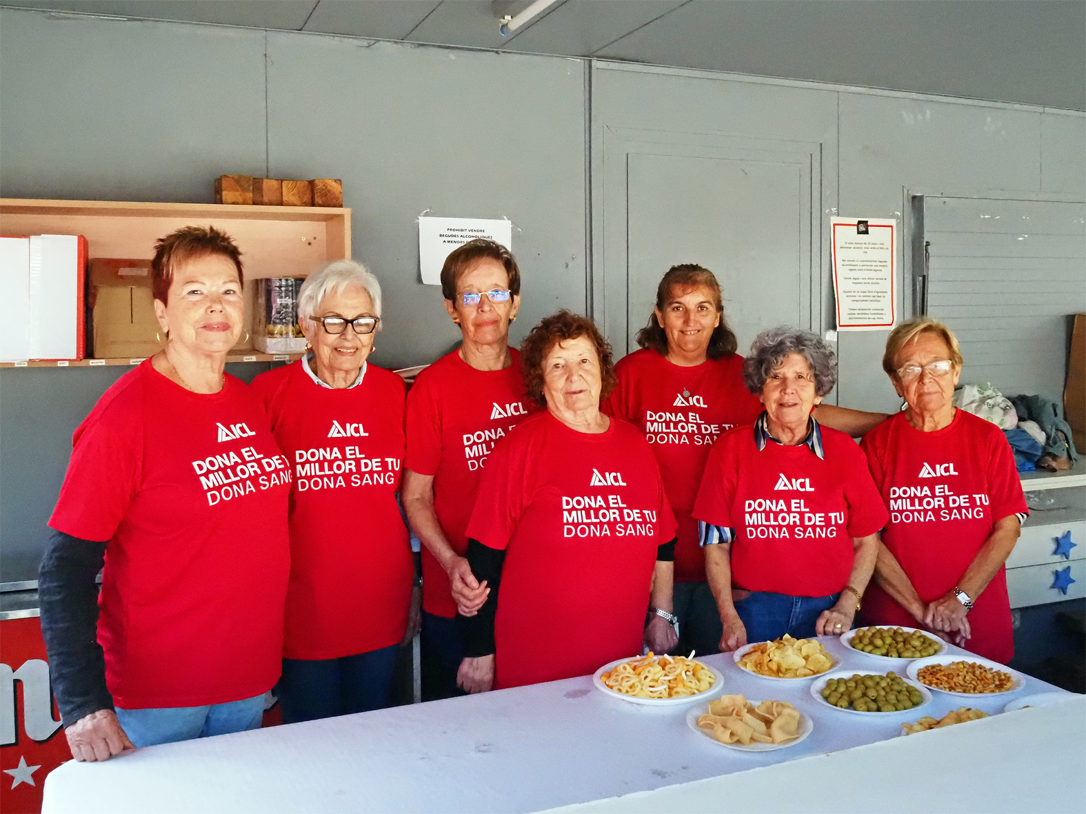 Voluntàries del Casal de la Dona a la plaça de Sant Joan durant la Marató de Donants de Sang i Plasma a Súria.