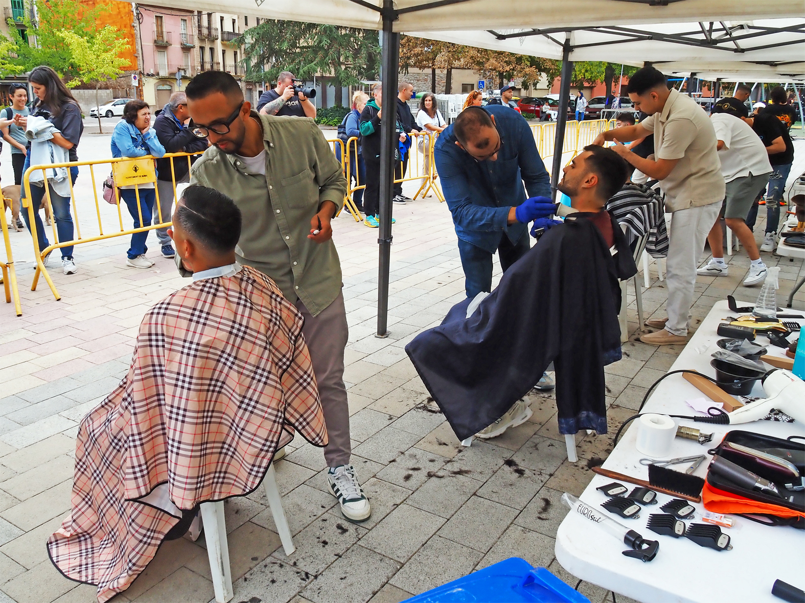 Imatge de la 6à edició del Barber Solidari a la plaça de Sant Joan.