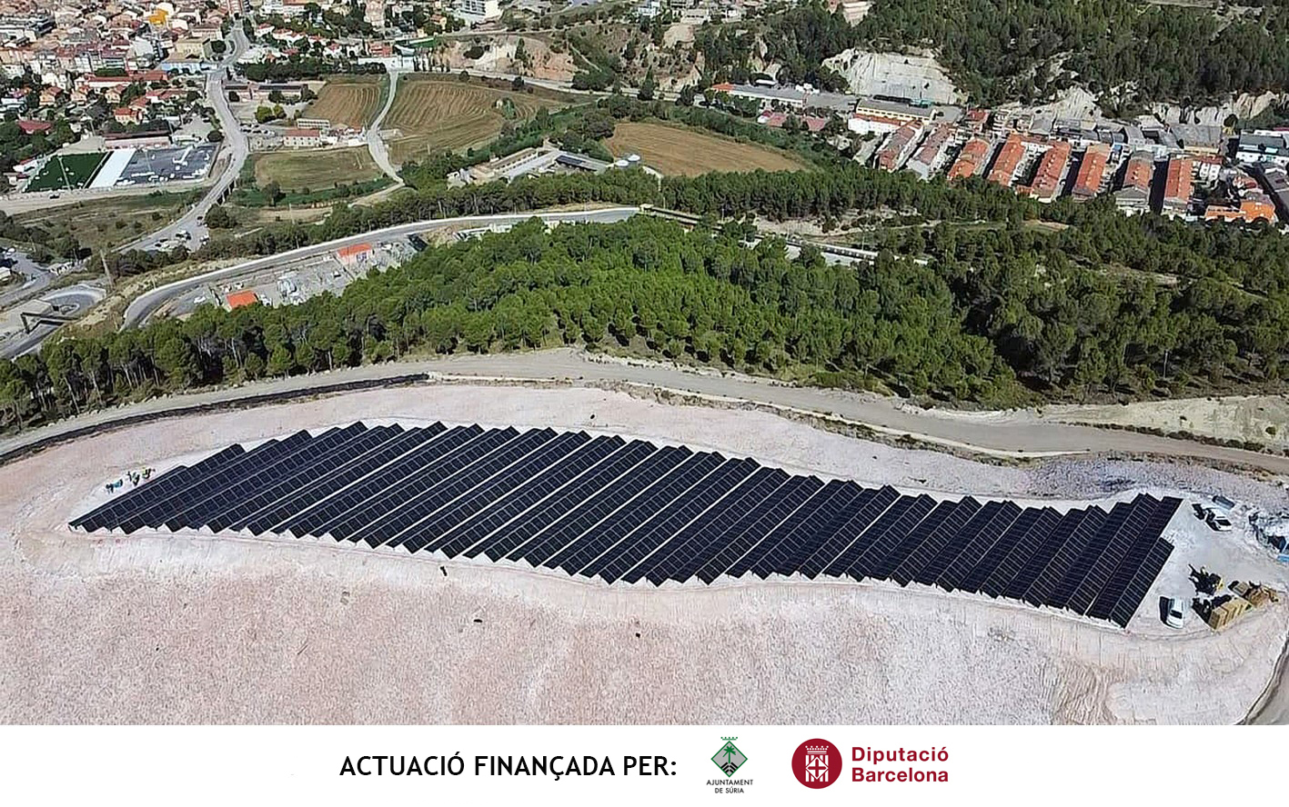 Vista aèria de les plaques solars instal·lades al dipòsit salí vell.