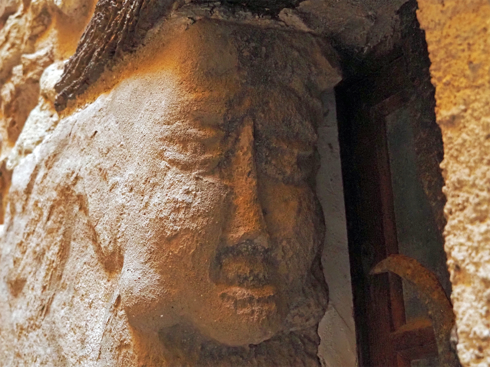 L'Ajuntament i la propietat d'un immoble del Poble Vell impulsen la restauració de relleus esculpits en façanes