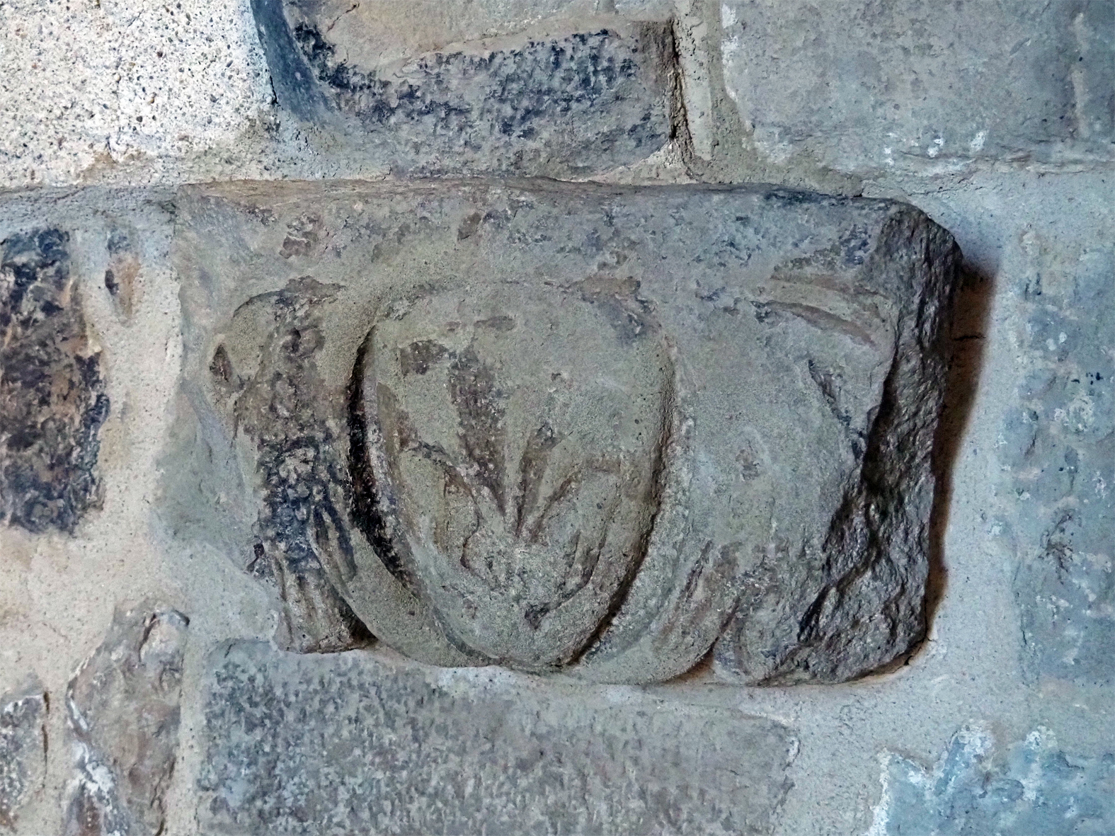 Relleu restaurat al porxo de Cal Balaguer del Porxo, al Poble Vell.