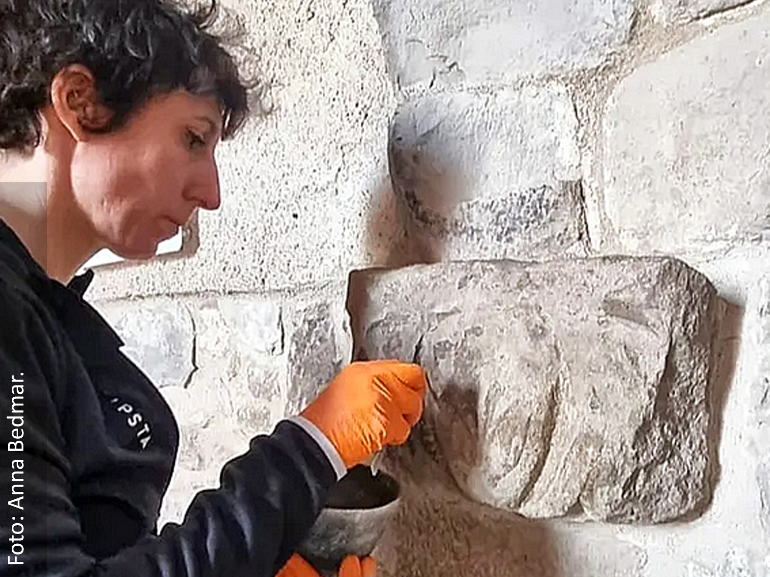Treballs de restauració d'un dels relleus esculpits en façanes del Poble Vell, a càrrec de la conservadora i restauradora de béns culturals Anna Bedmar.