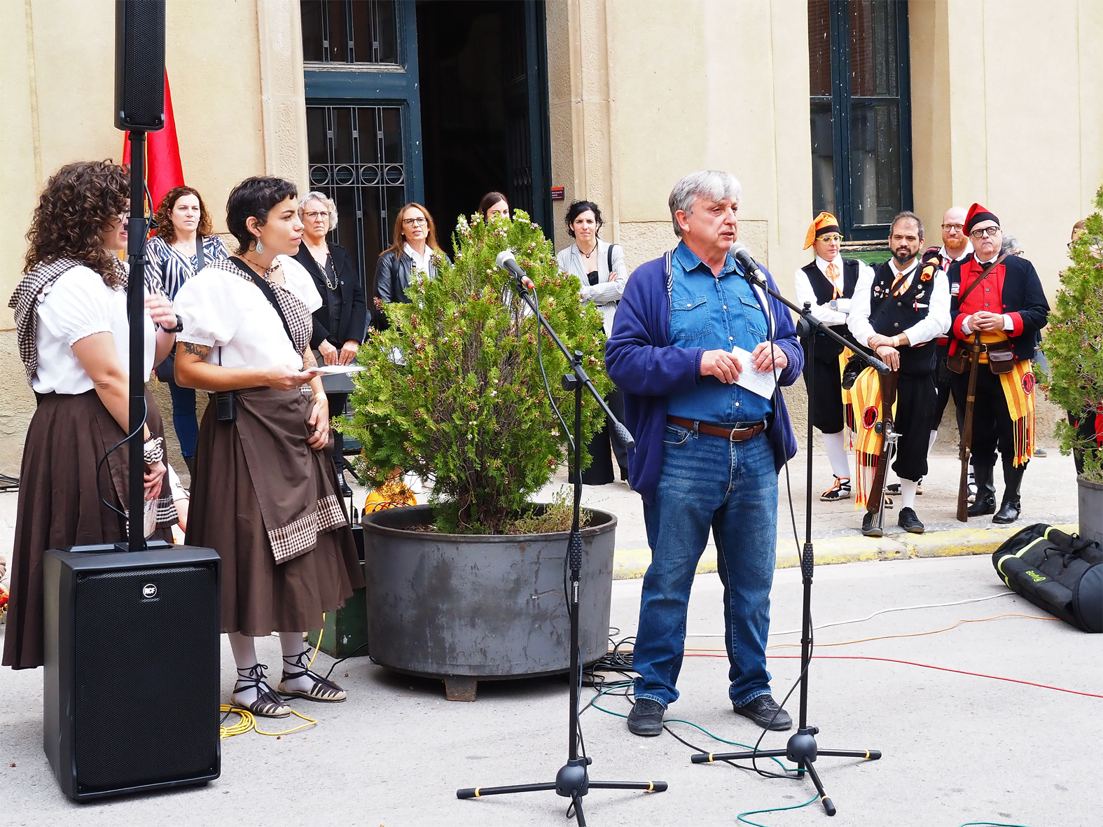 El regidor de Cultura, Albert Fàbrega, parla durant l'acte institucional de la 43a Trobada Nacional de Trabucaires a Súria, al davant de la Casa de la Vila.