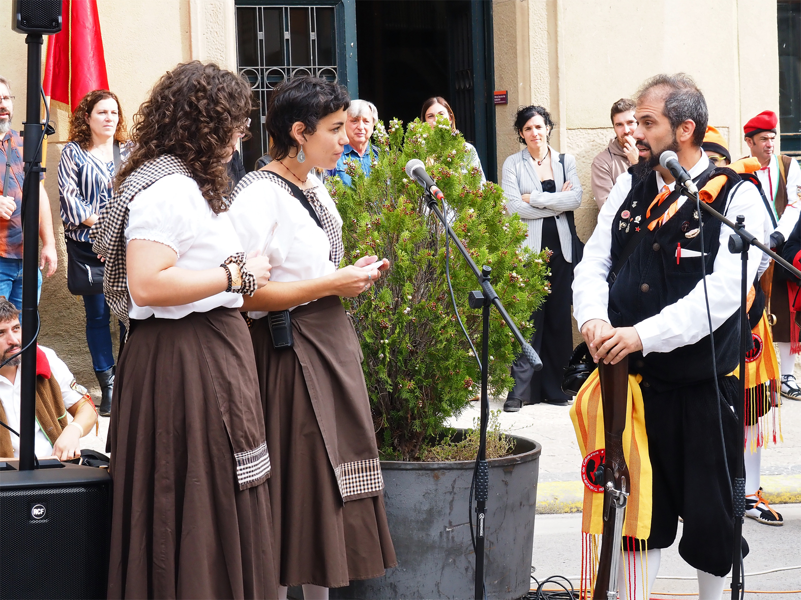 El president de Federació Coordinadora de Trabucaires de Catalunya, José Fernández, parla durant l'acte institucional de la 43a Trobada Nacional de Trabucaires a Súria, al costat de la presidenta de Trabucaires del Tro Gros, Laura Juncadella.