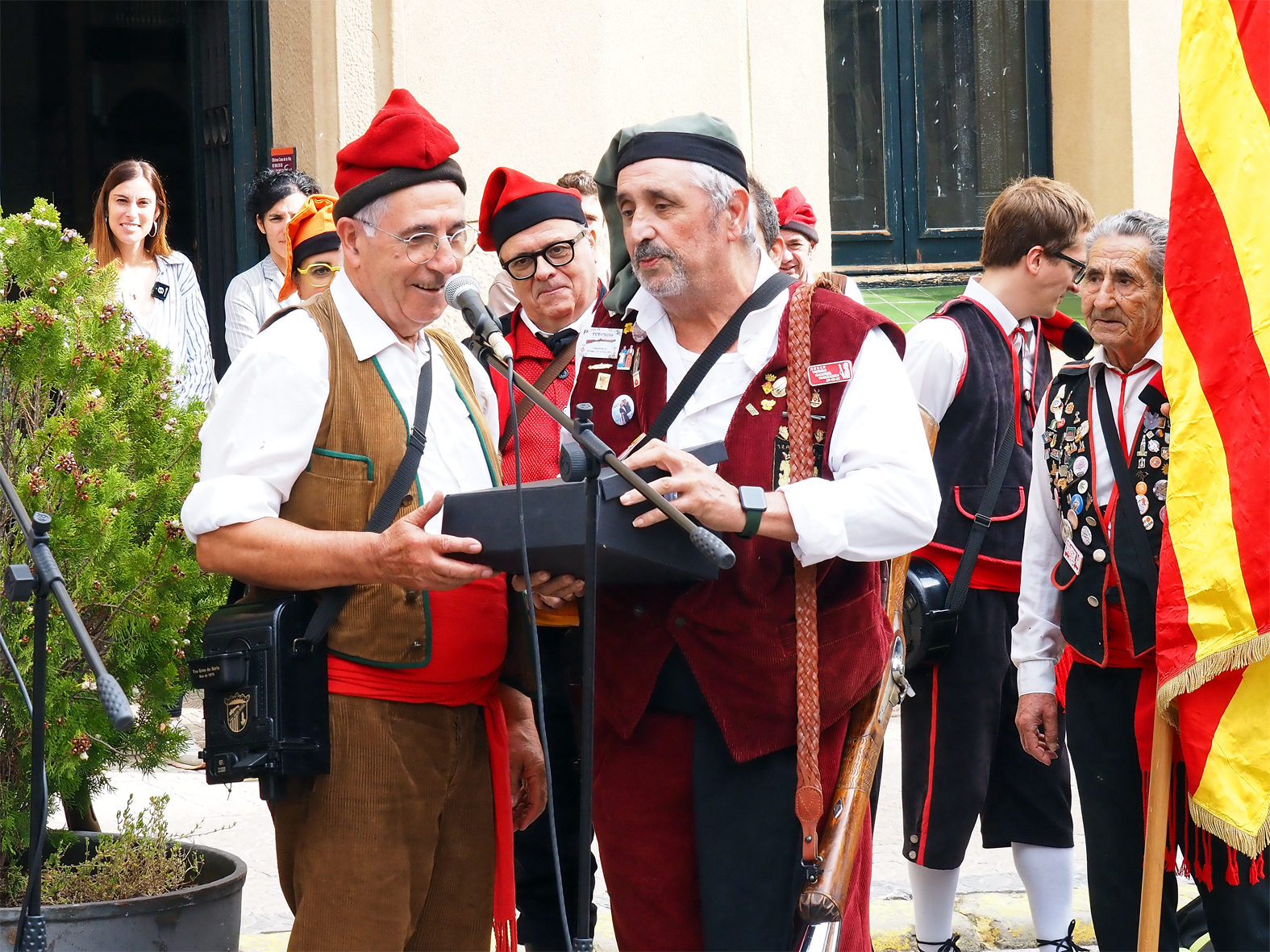 Lliurament de reconeixement al cap de colla de Trabucaires del Tro Gros, Rossend Closa, durant l'acte institucional de la 43a Trobada Nacional de Trabucaires a Súria, al davant de la Casa de la Vila.