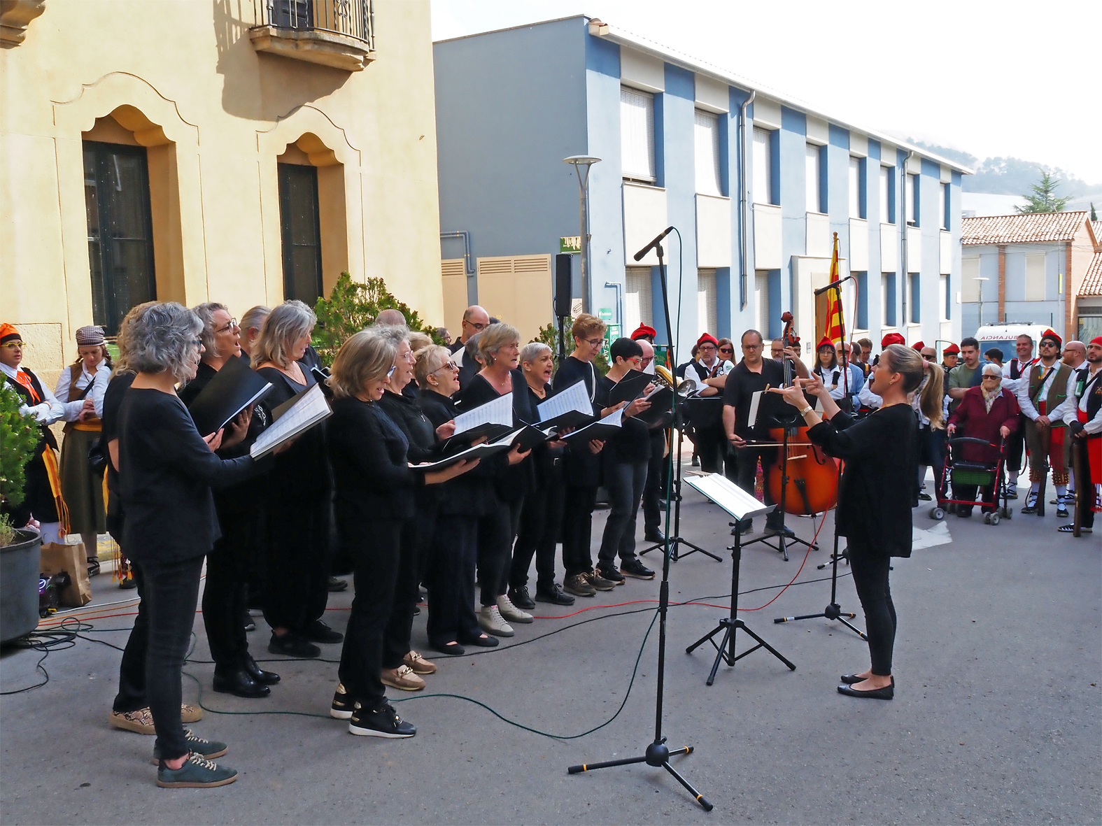 Actuació de la Coral Sòrissons de l'Escola Municipal de Música durant l'acte institucional de la 43a Trobada Nacional de Trabucaires a Súria, al davant de la Casa de la Vila.