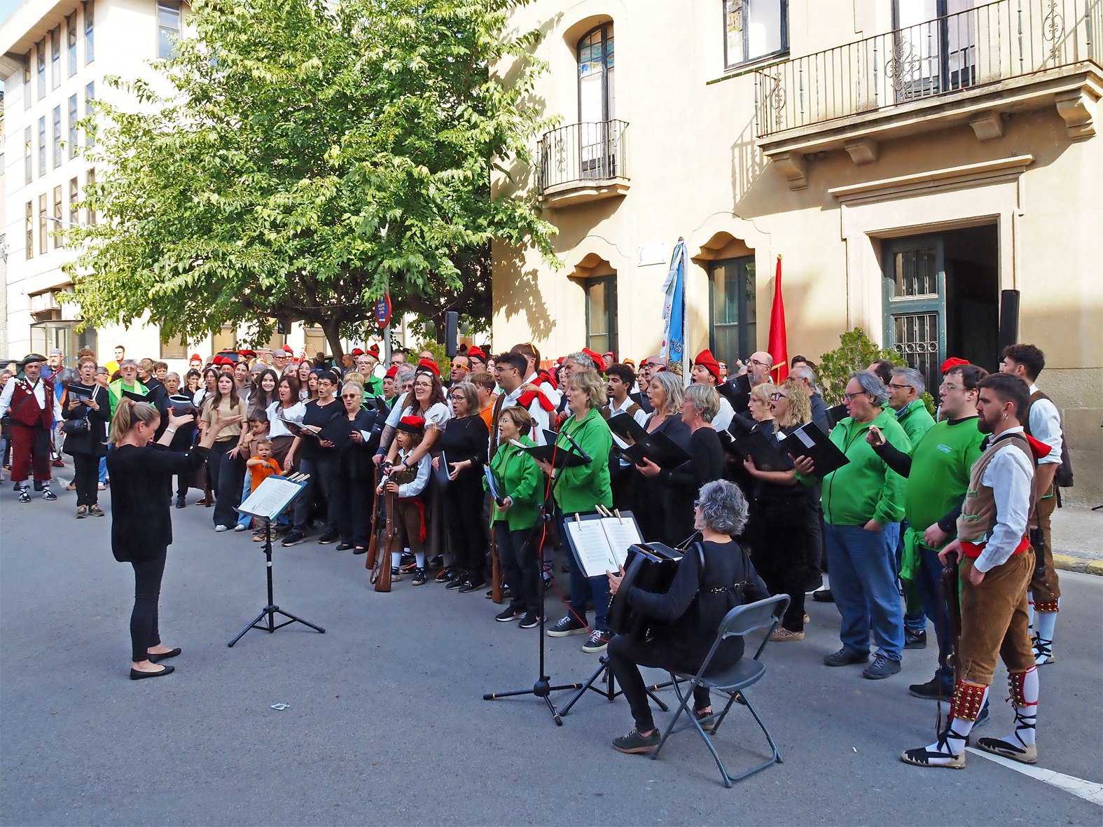 Actuació musical conjunta durant l'acte institucional de la 43a Trobada Nacional de Trabucaires a Súria, al davant de la Casa de la Vila.